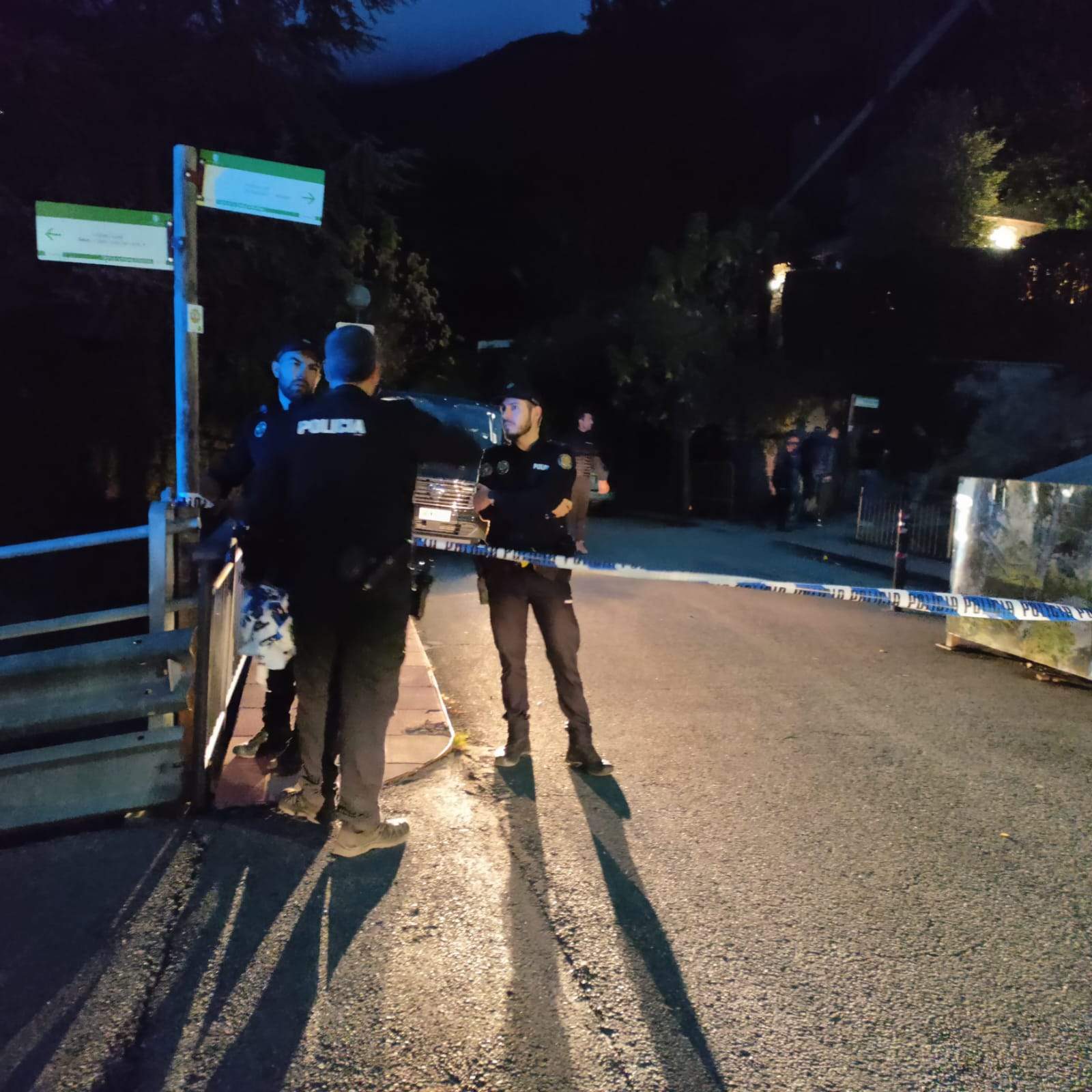 El camí per accedir a la zona on ha caigut el totterreny tallat i escortat per policies.