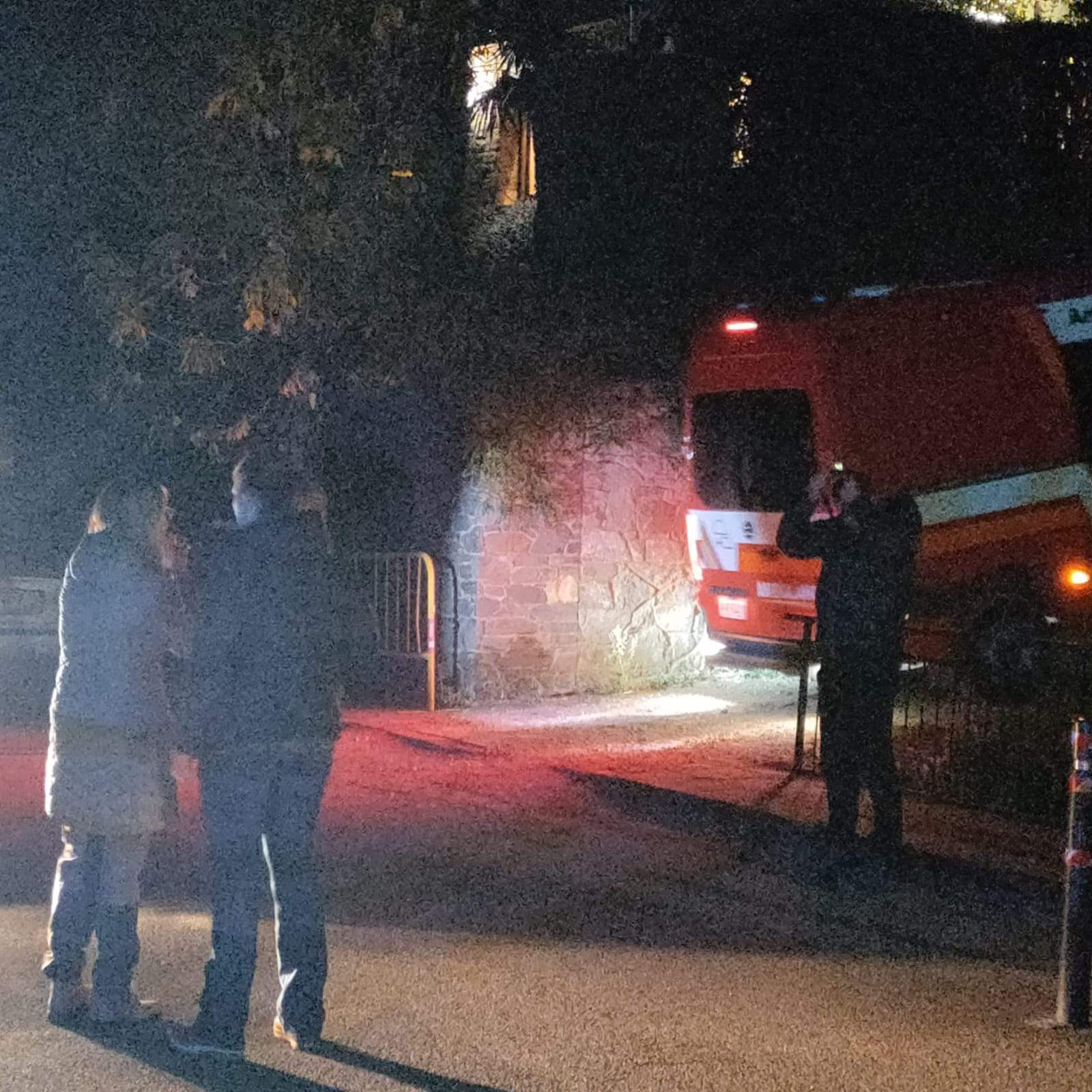 La secretària judicial i la batlle de guàrdia esperant per poder fer l'aixecament del cadàver.