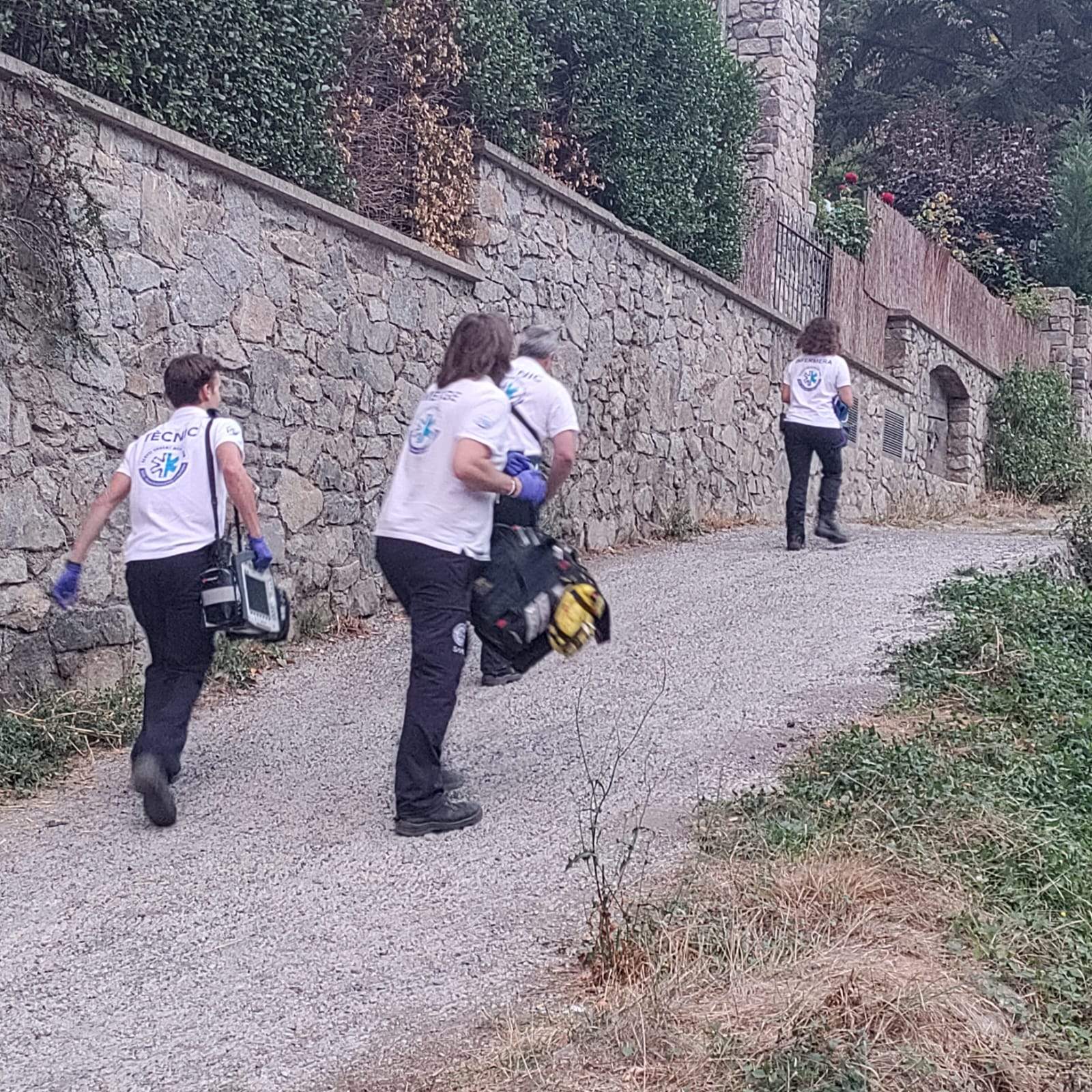 L'equip de sanitaris que ha estat mobilitzat quan s'ha trobat el conductor.