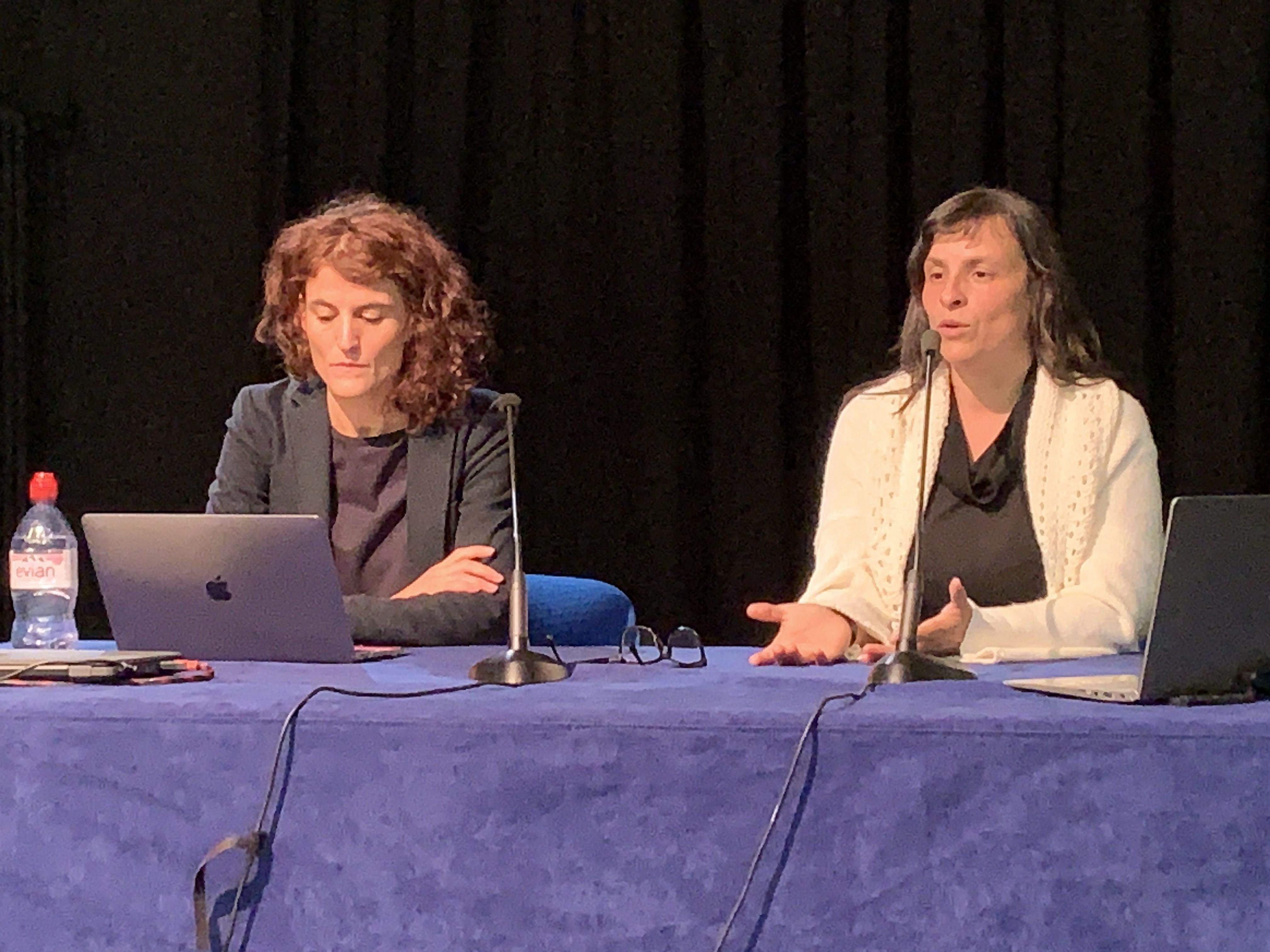 Gema Fernández i Vanessa Mendoza donant explicacions al tomb de la 'causa Stop Violències'.