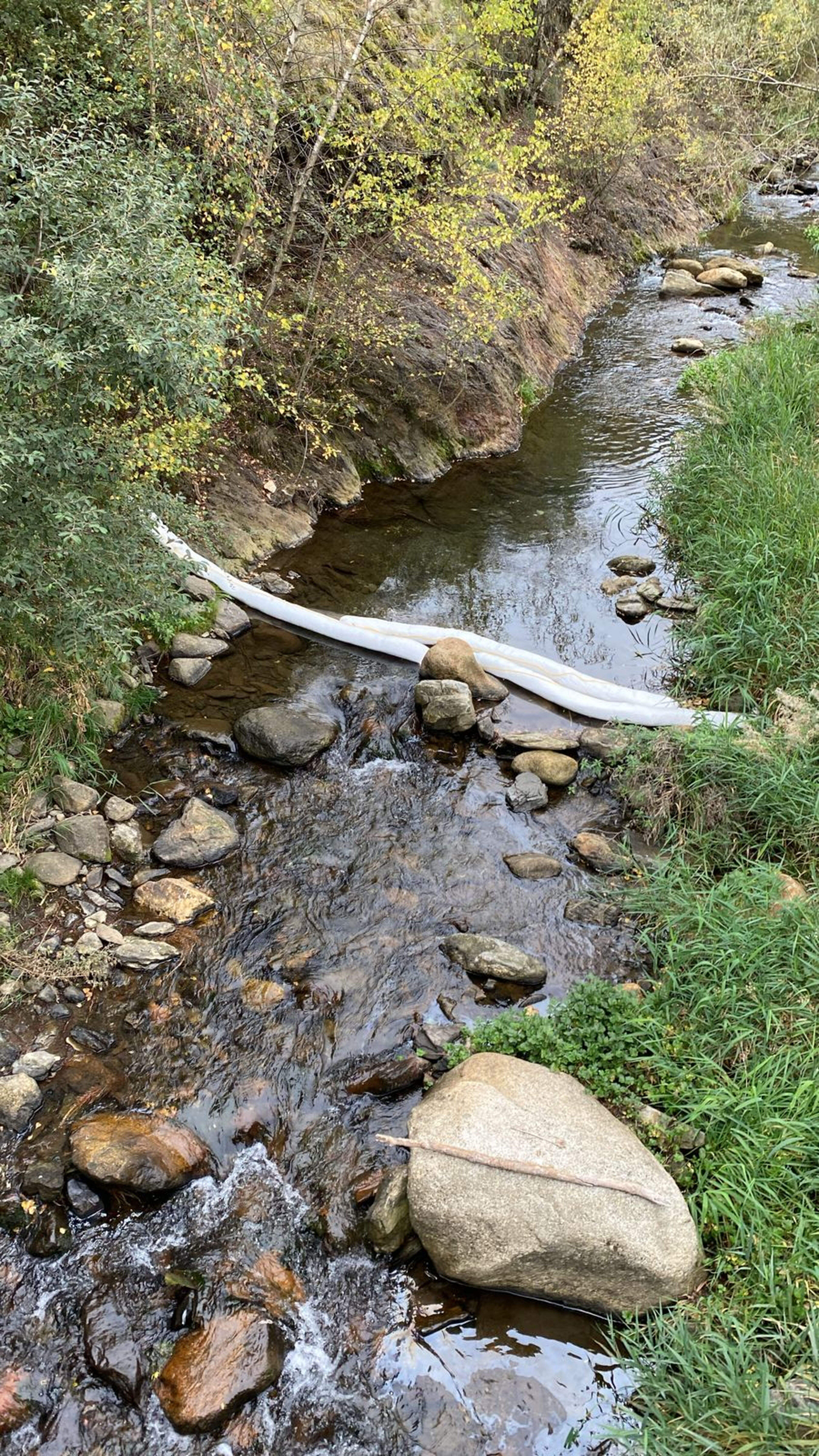 Una barrera absorbent aquest matí al riu d'Ós a prop del centre d'FP.