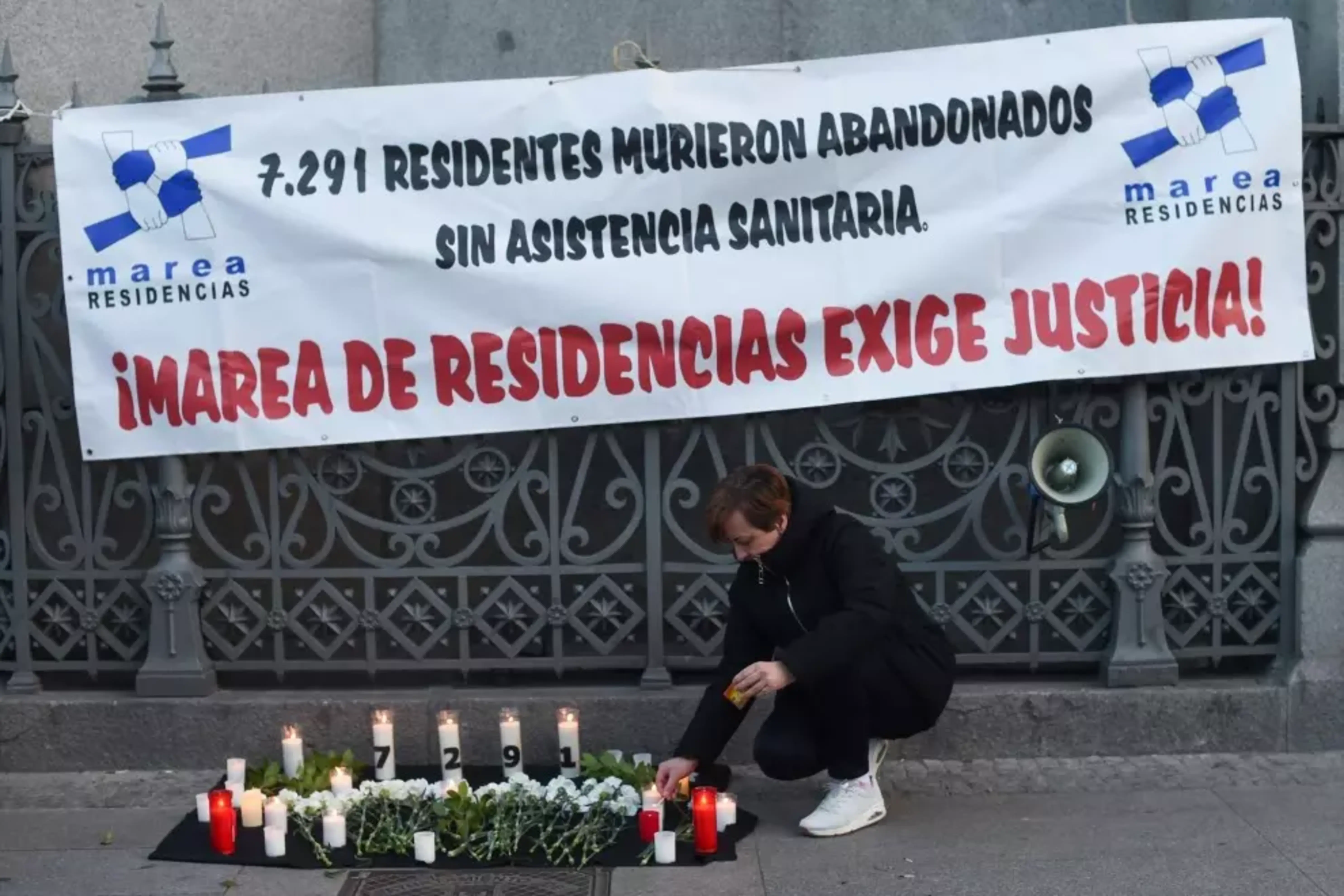 Una pancarta que denuncia les morts en centres residencials de Madrid.