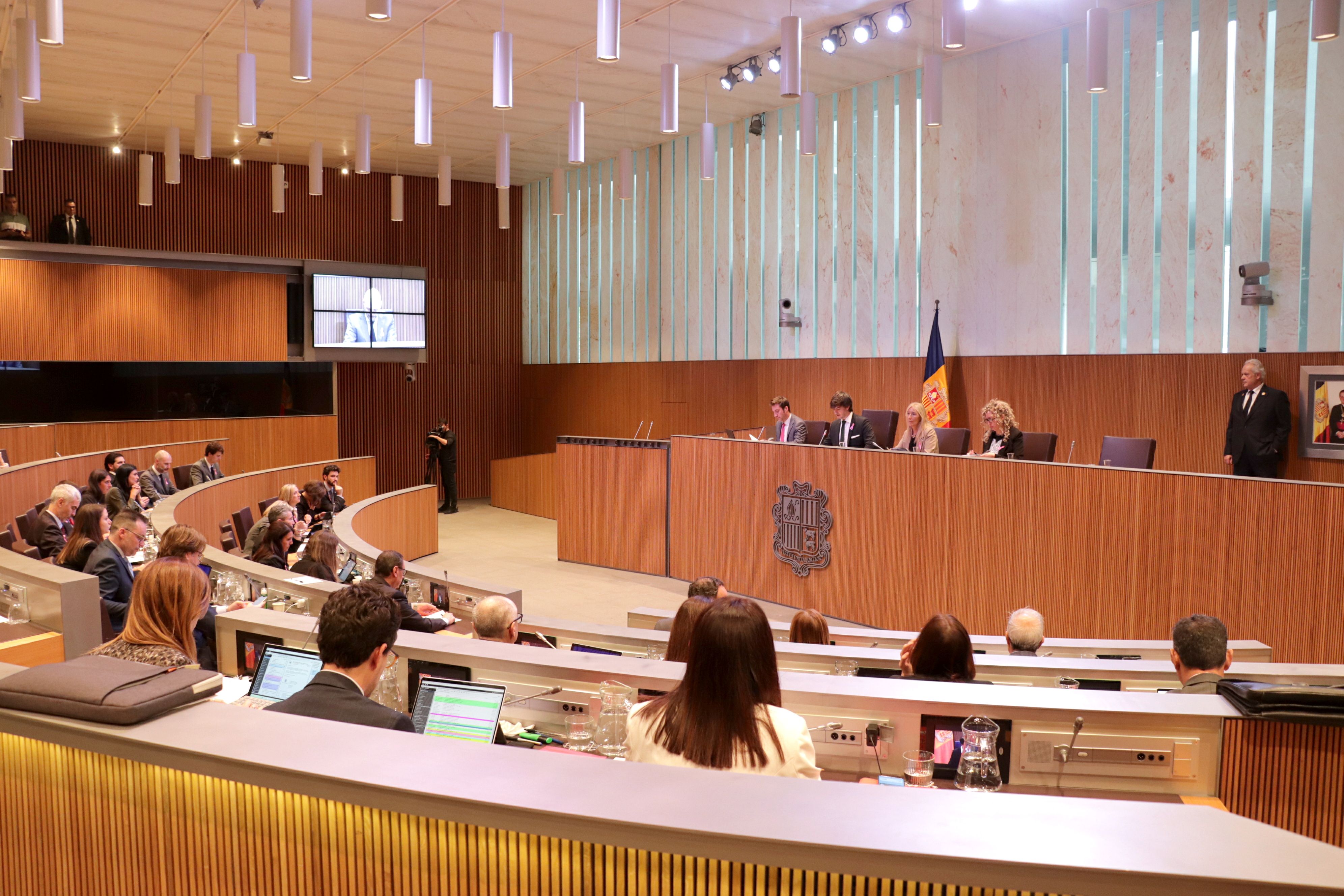 El ple del Consell, amb Bonell, d'esquena, a la darrera filera de Govern.