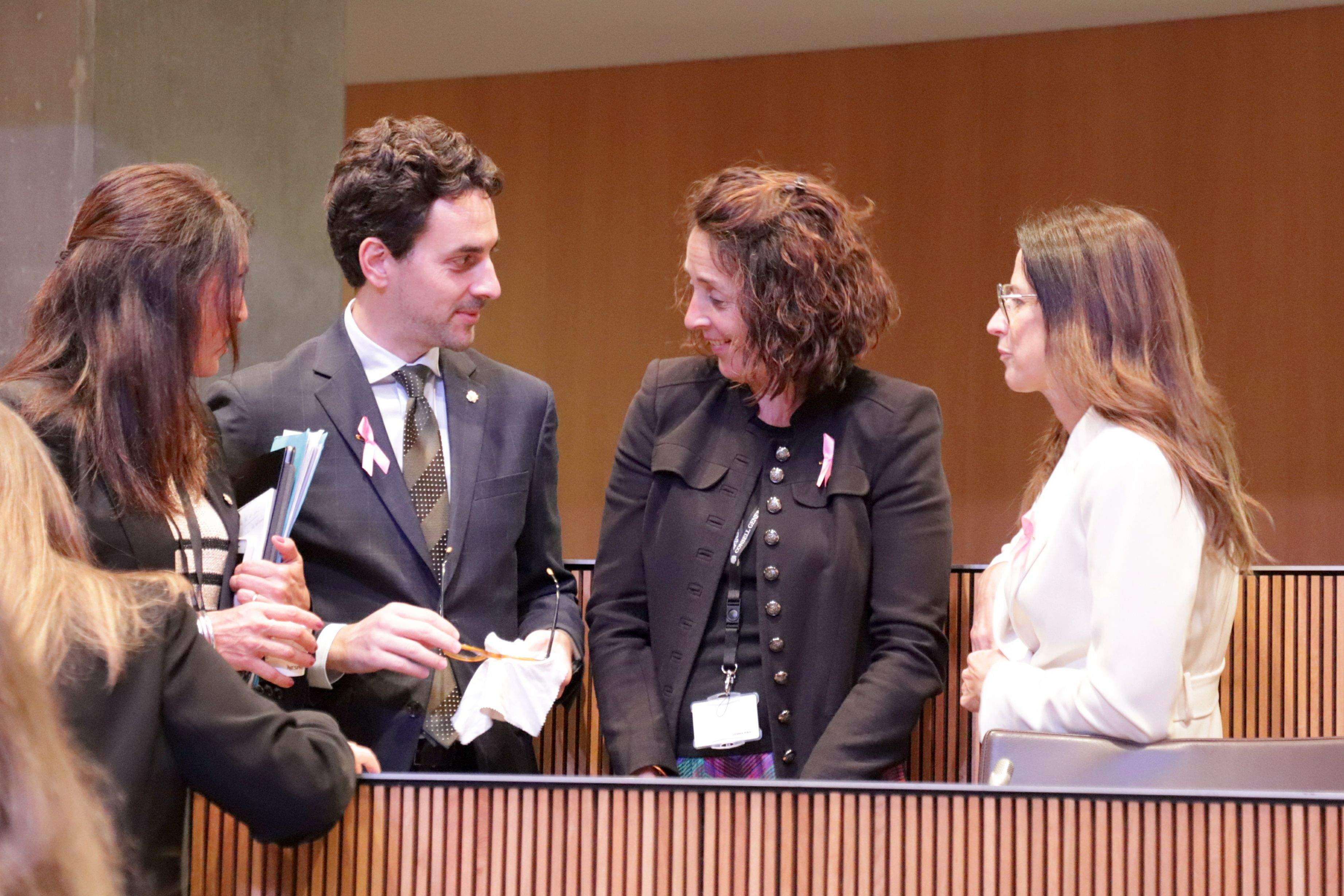 Casal xerra amb altres ministes i amb consellers generals abans de la sessió.