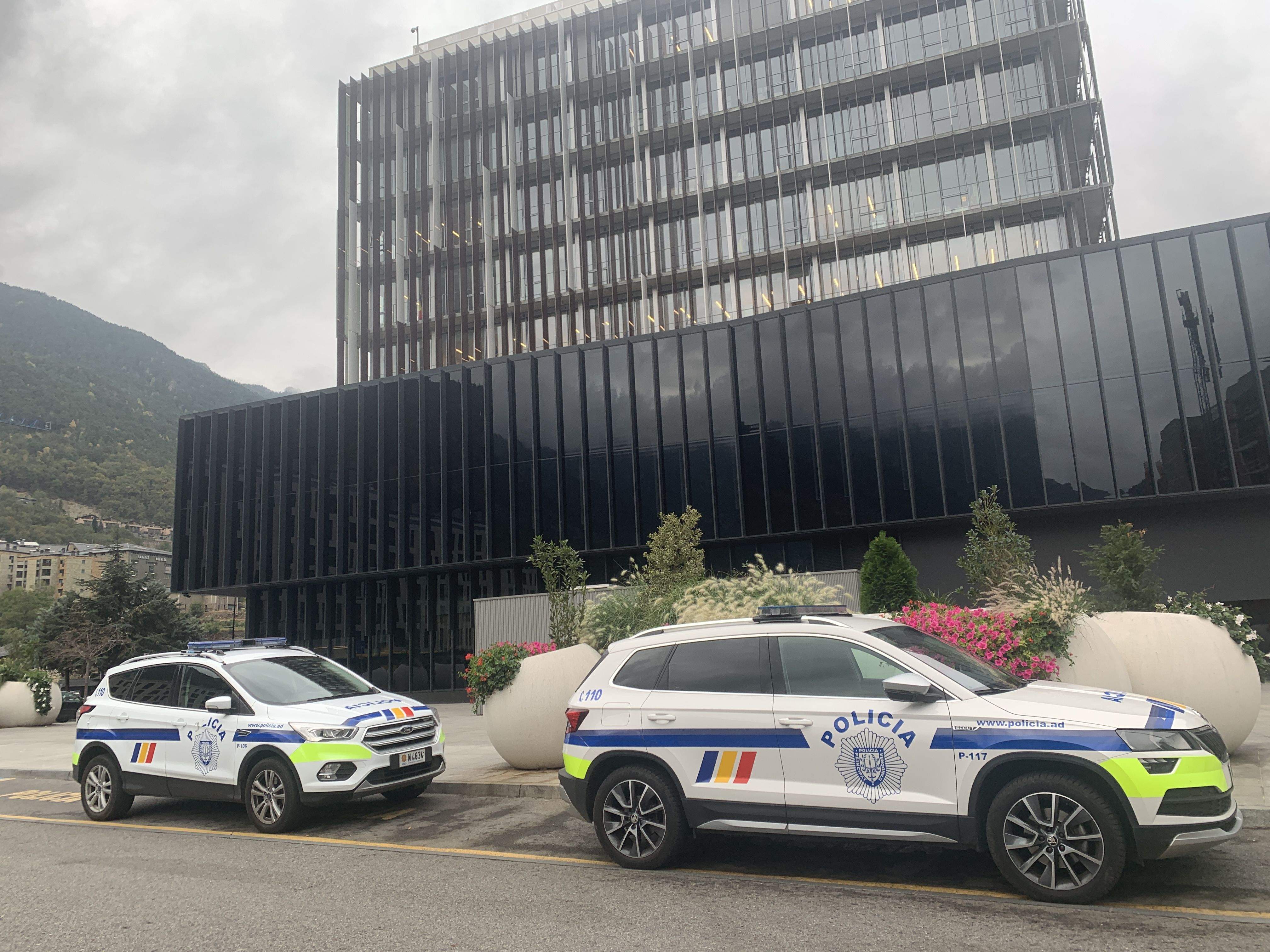 Cotxes de policia en les immediacions de la Seu de la Justícia.