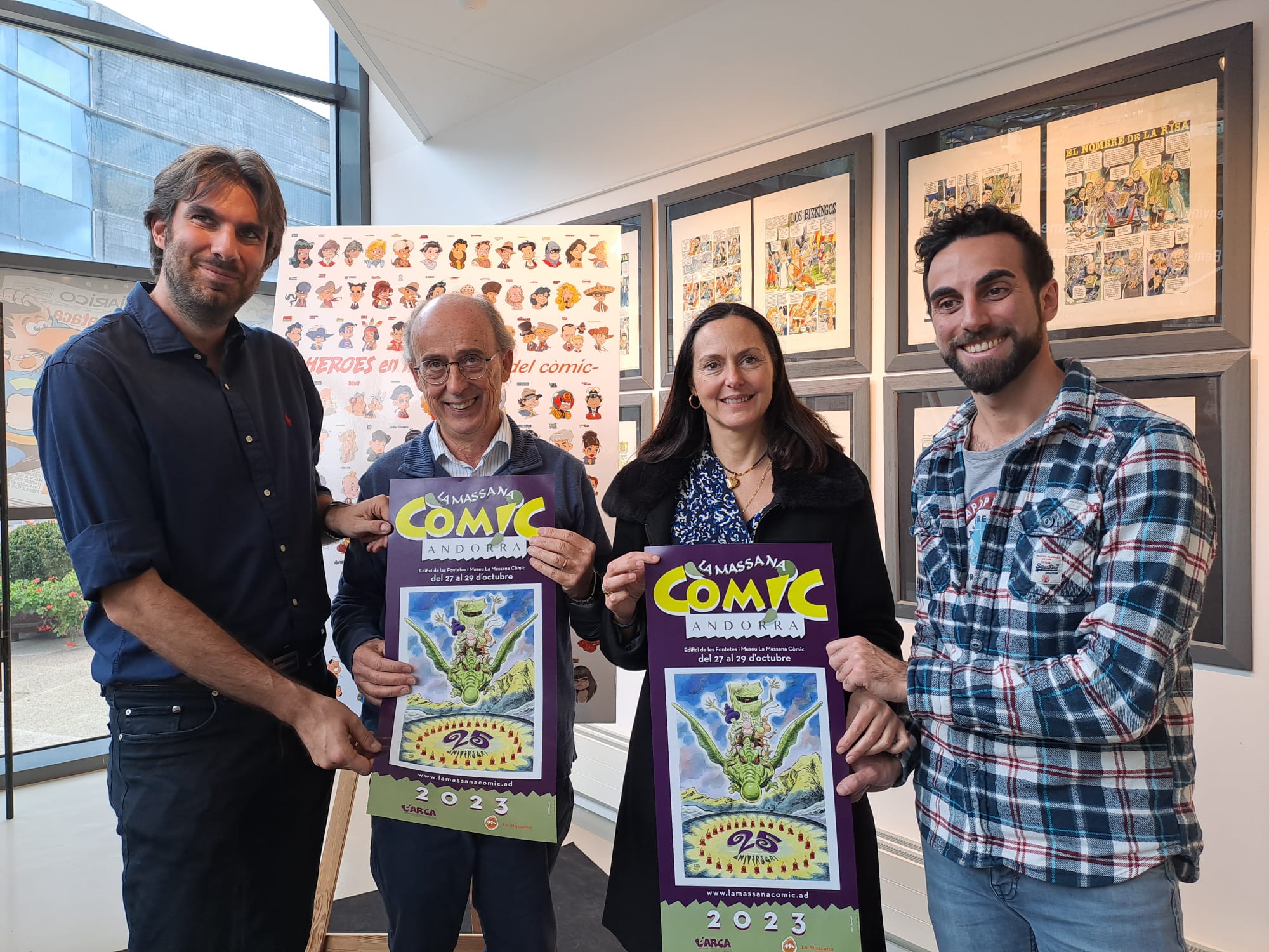 Els impulsors del Saló amb el cartell d'aquesta nova edició.