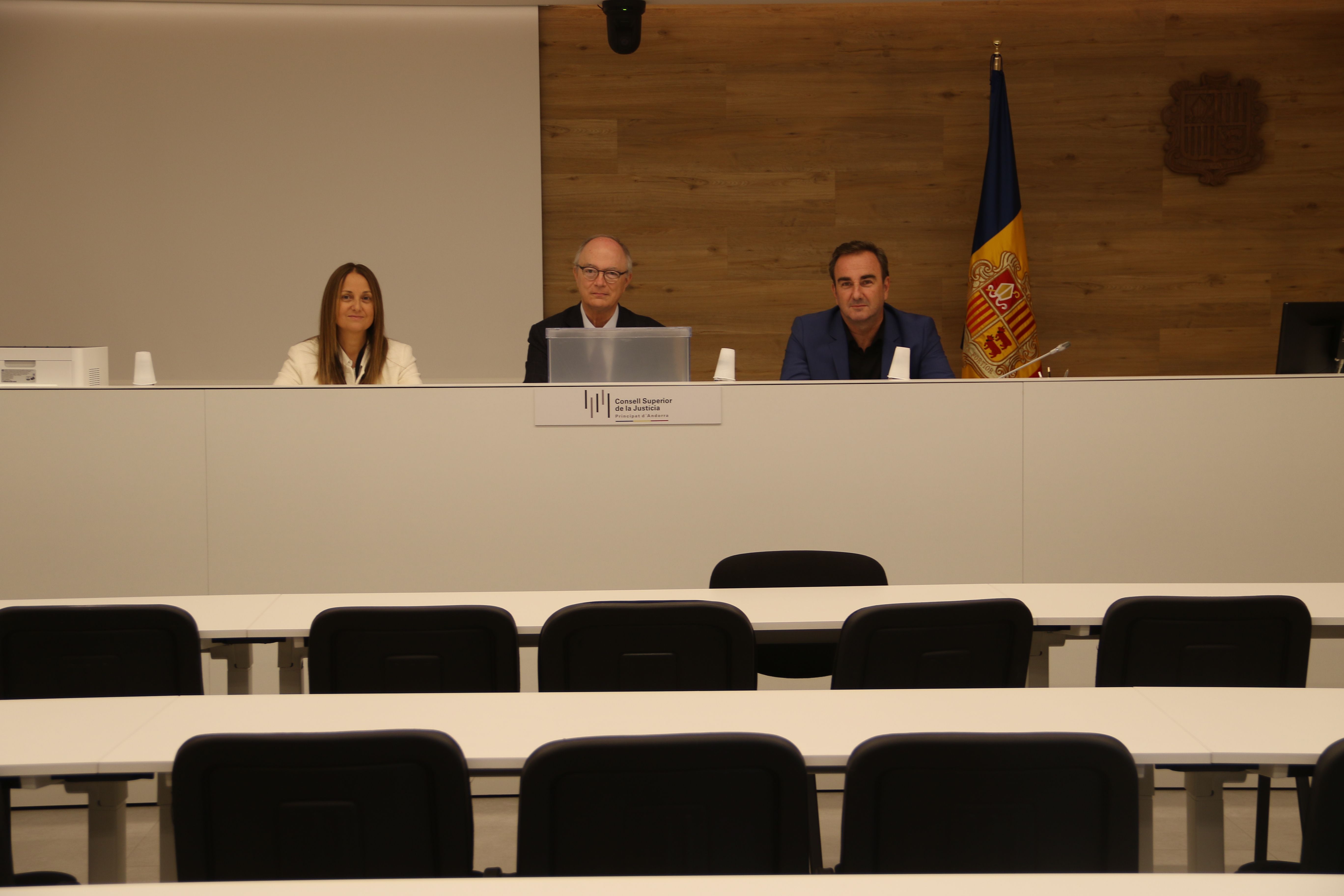 Anna Estragués, Albert Andrés i David Moynat han configurat la mesa electoral.