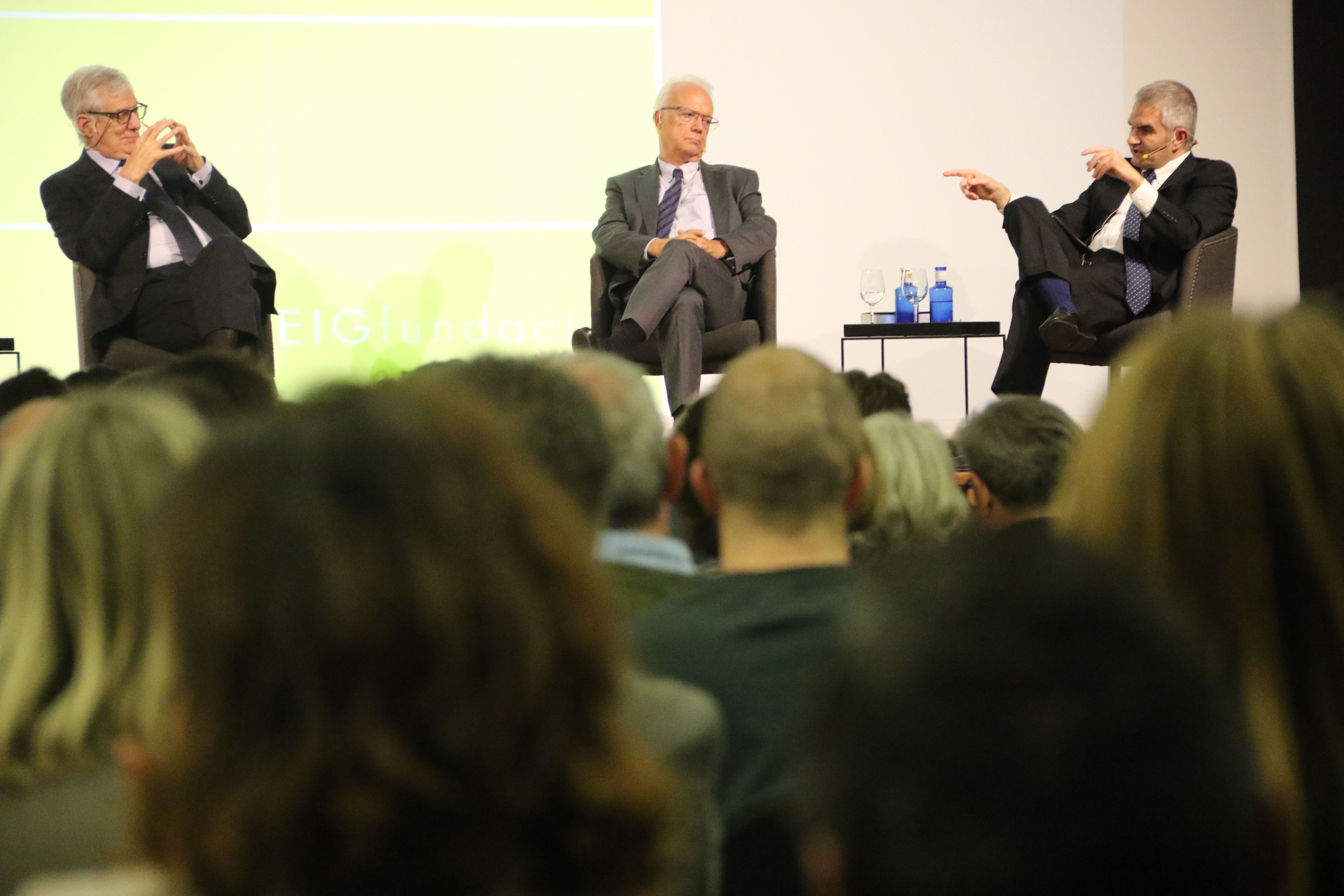 Joan Josep López Burniol, Enoc Albertí i Isidre Bartumeu durant el diàleg que han mantingut.