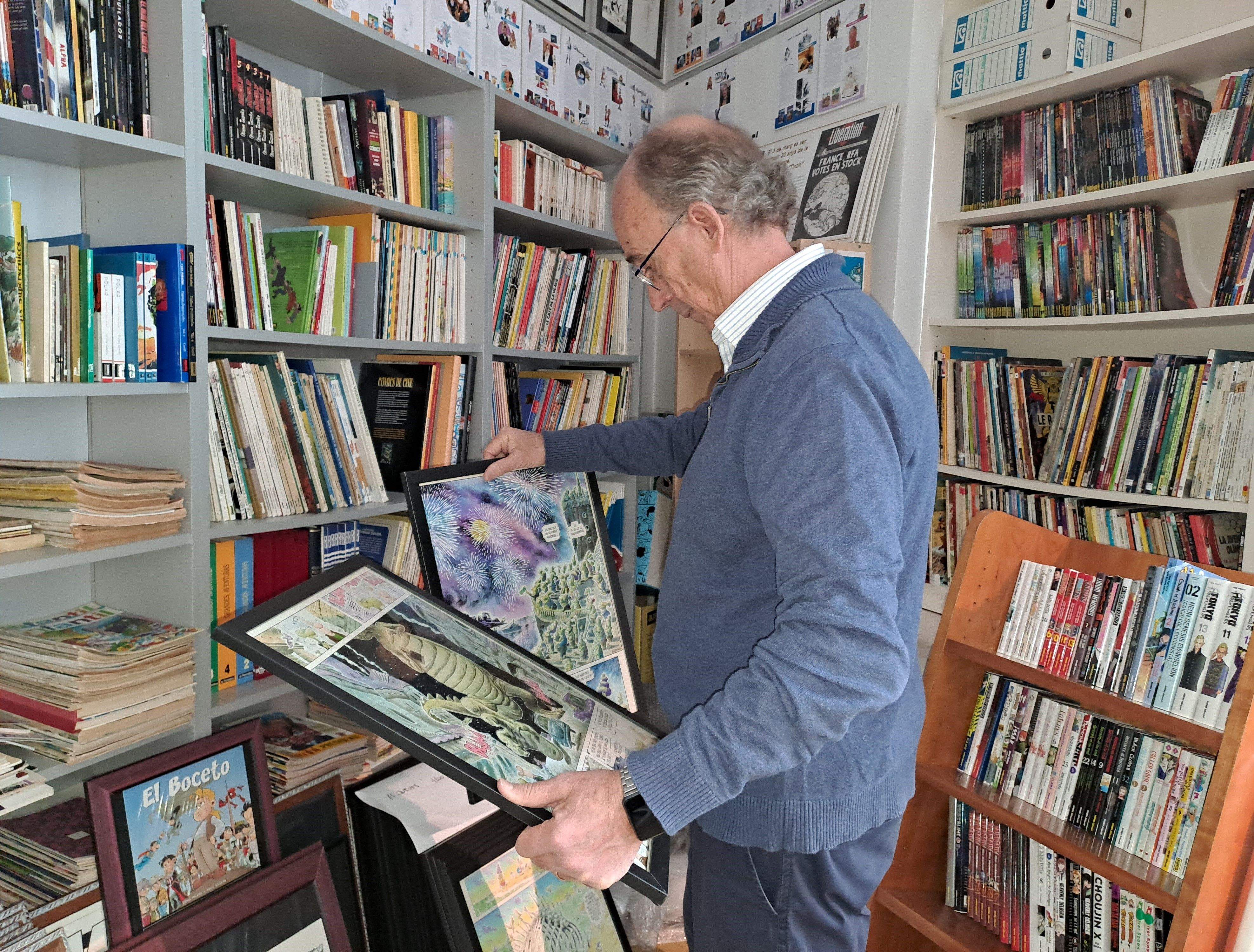 Pieras mira part del material que s'exposarà al saló. Pieras mira part del material que s'exposarà al saló.