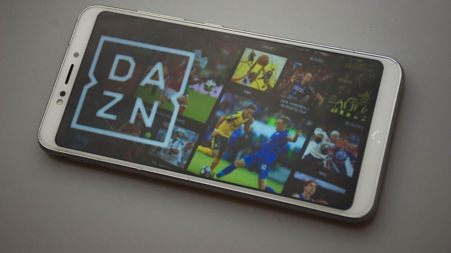 Un mòbil amb l'aplicació de DAZN.