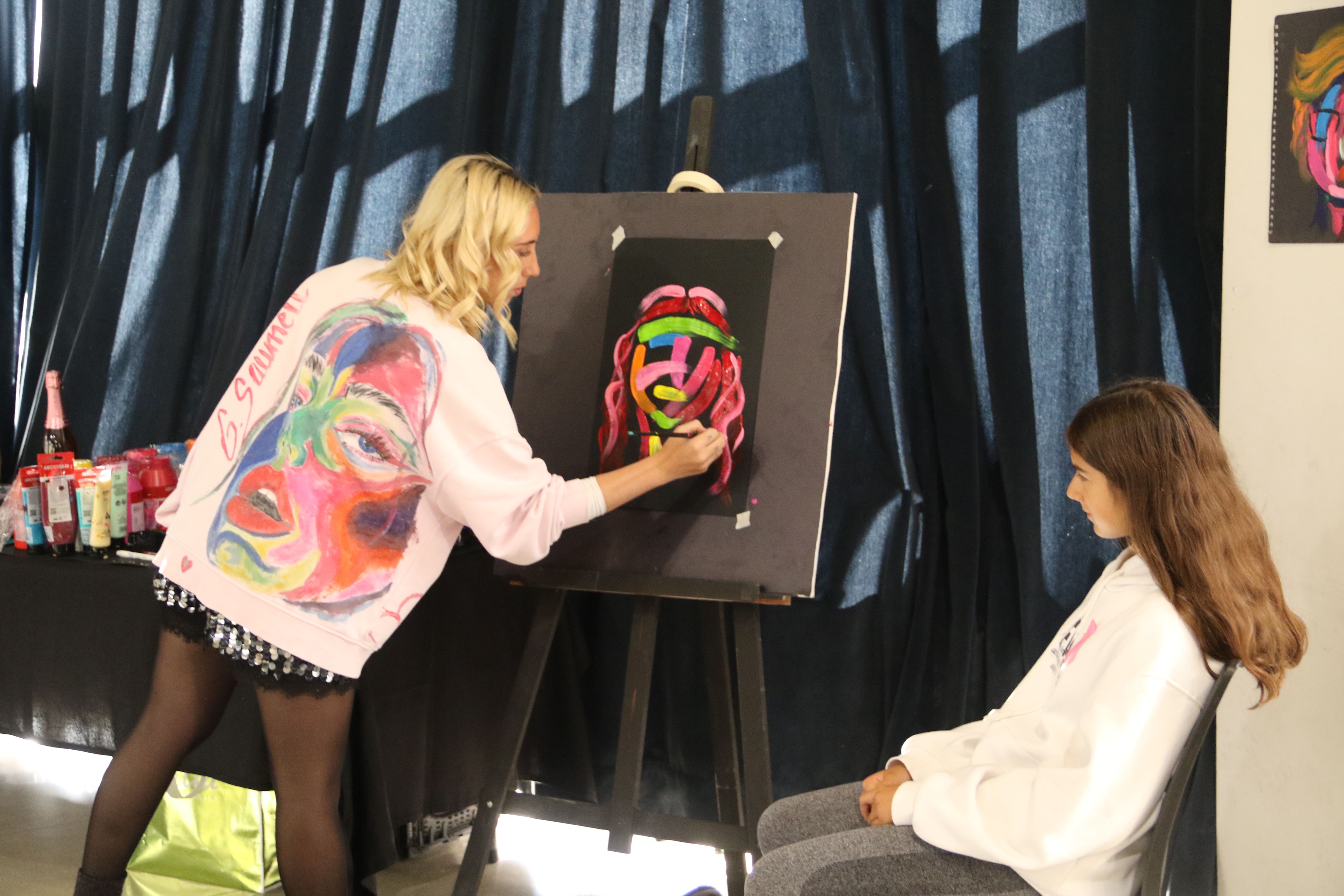 Ona Saumell fent un dels seus retrats. Ona Saumell fent un dels seus retrats.