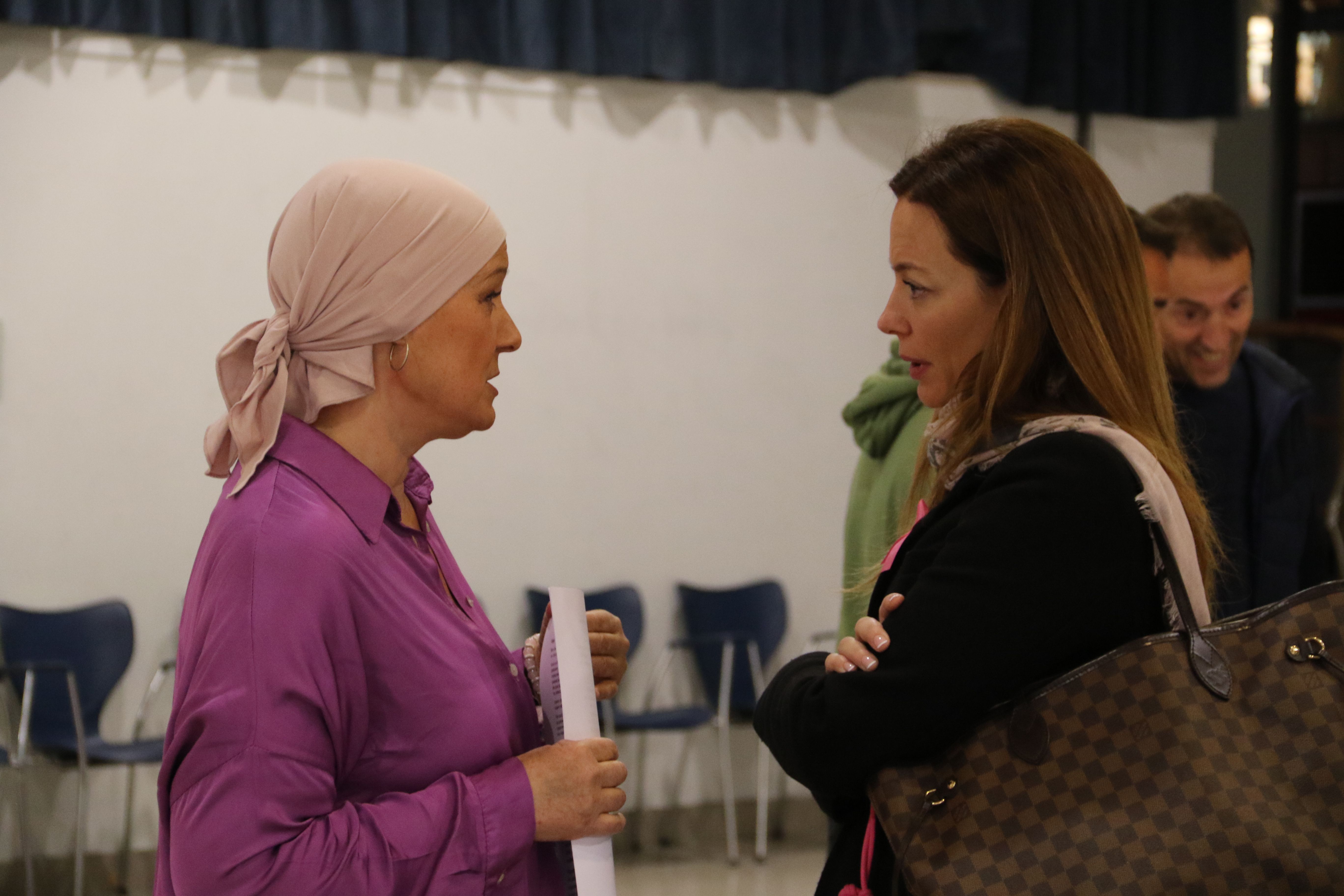 Pati Molné conversant amb la ministra de Salut, Helena Mas. Pati Molné conversant amb la ministra de Salut, Helena Mas.