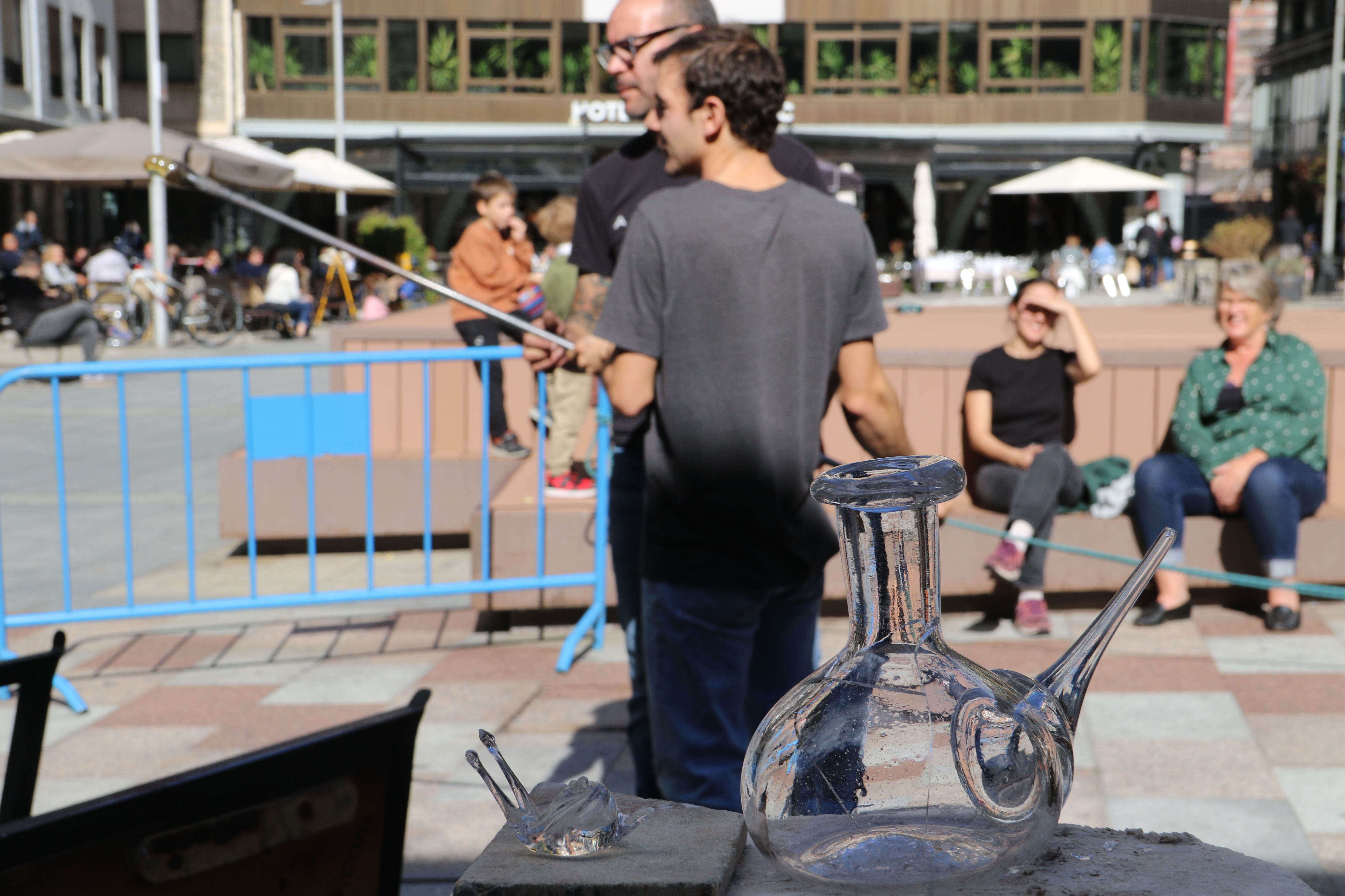 El porró en primer terme. El porró en primer terme.