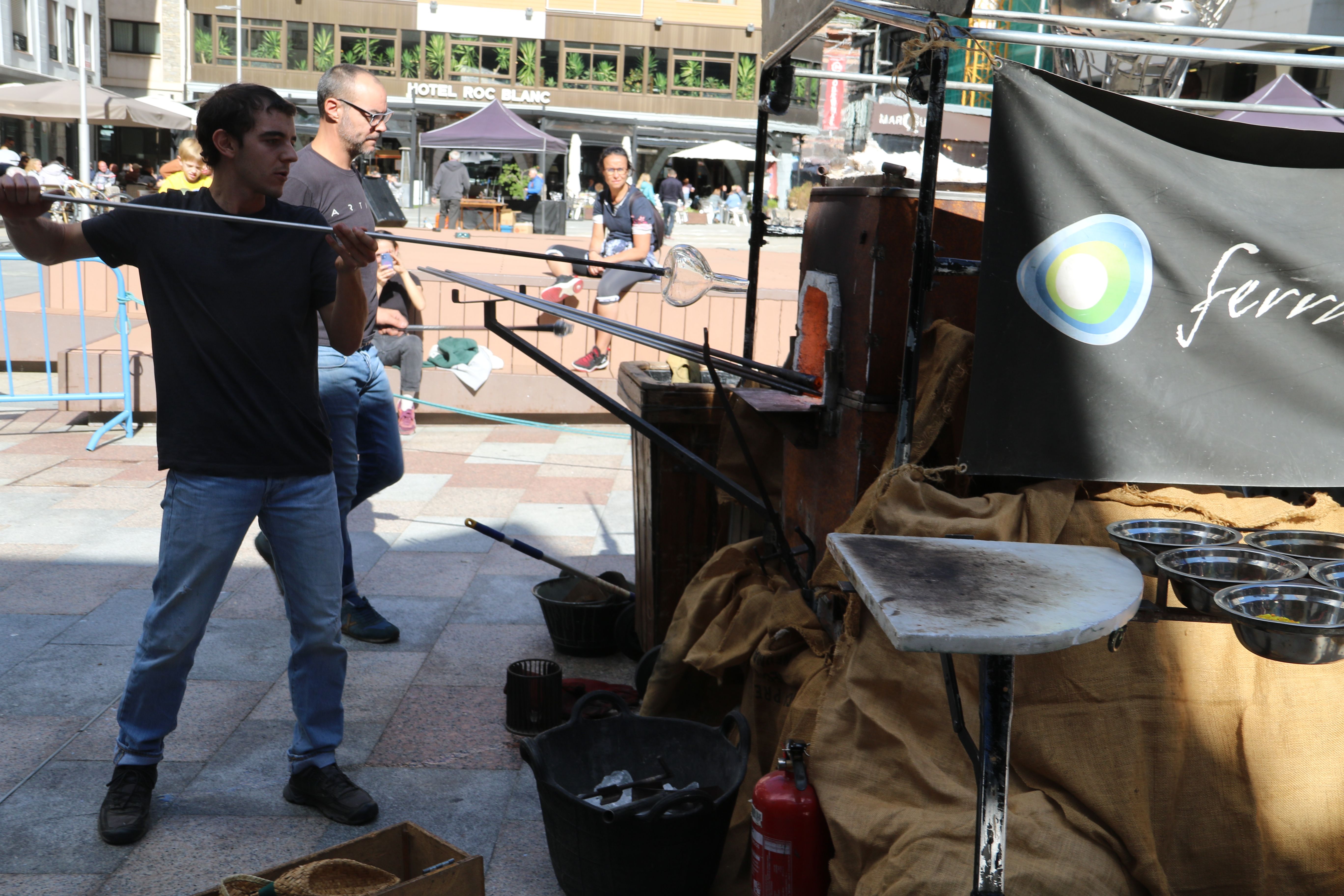 Portant el porró cap al forn. Portant el porró cap al forn.