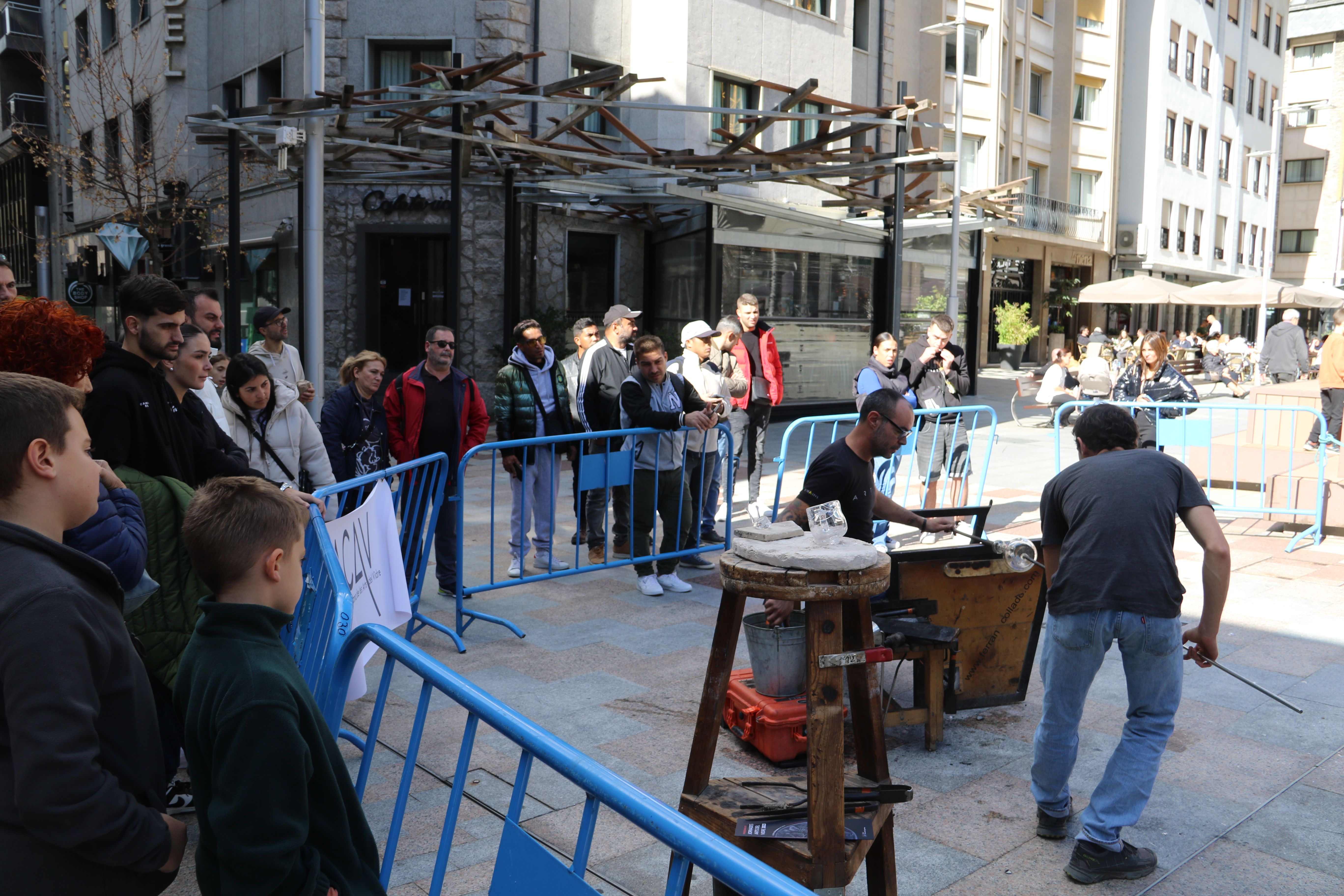Expectació a la plaça Coprínceps. Expectació a la plaça Coprínceps.