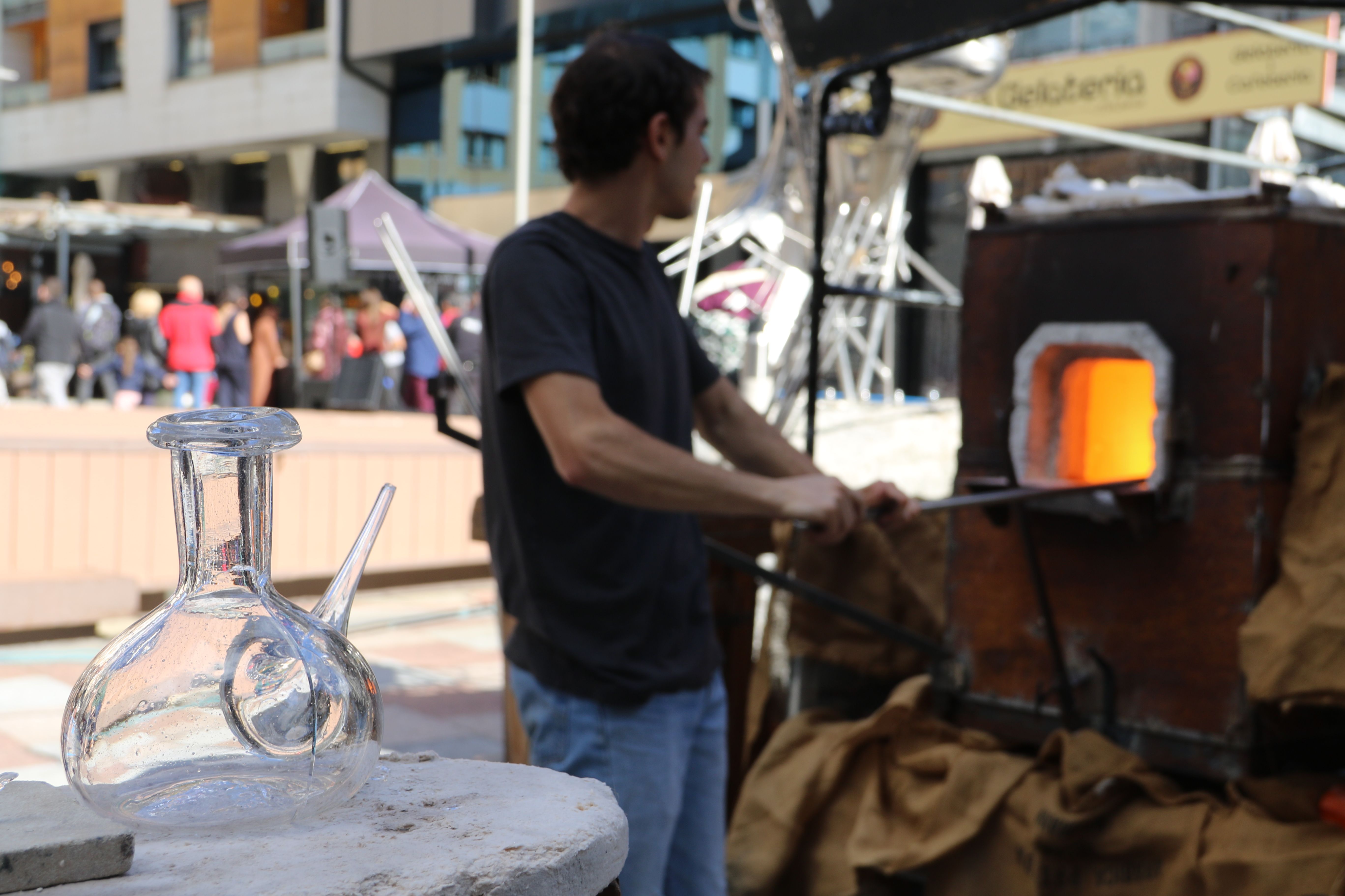 Porró acabat de fer amb un dels col·laboradors de l'artesà treballant al forn.