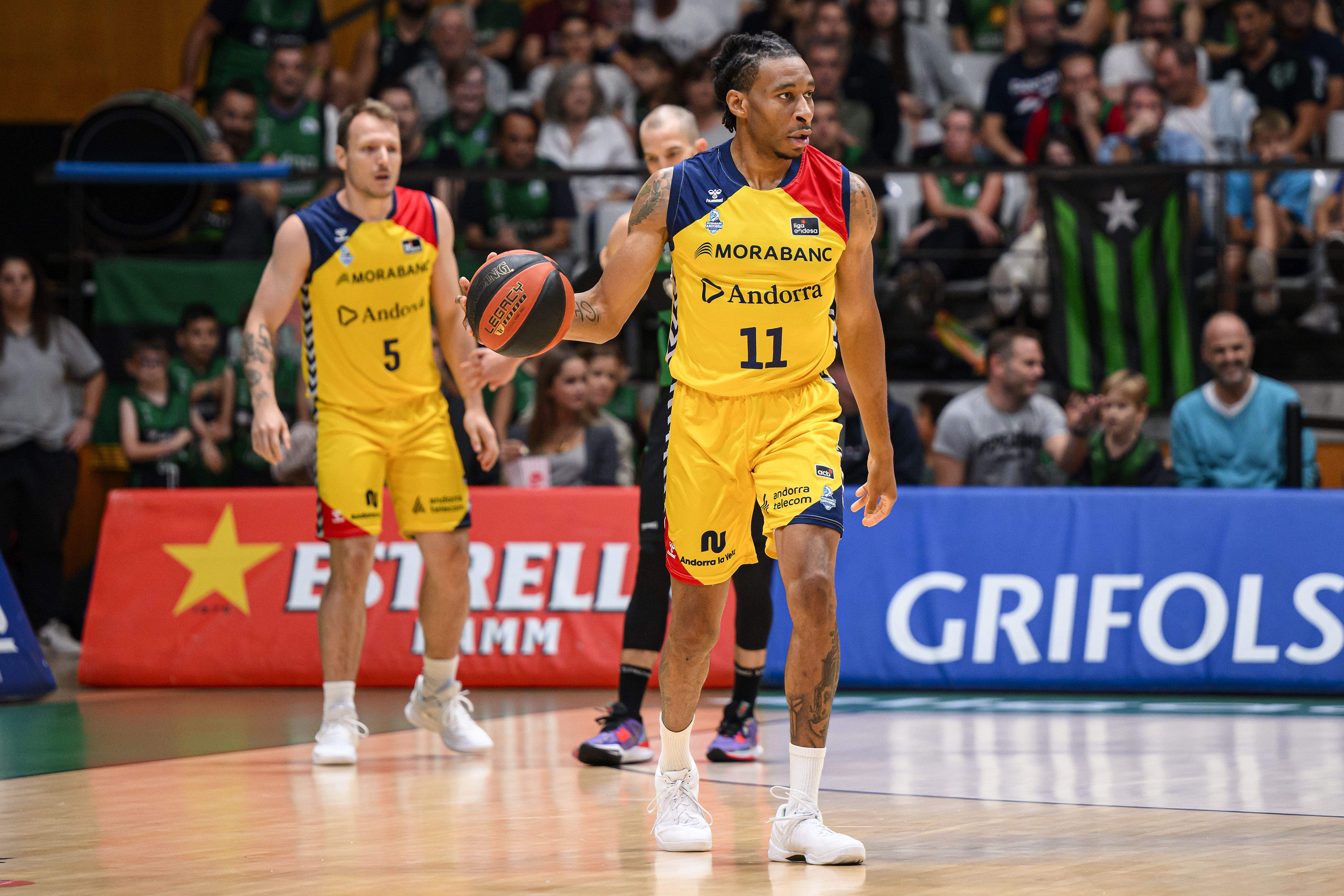 Okoye conduïnt la pilota.