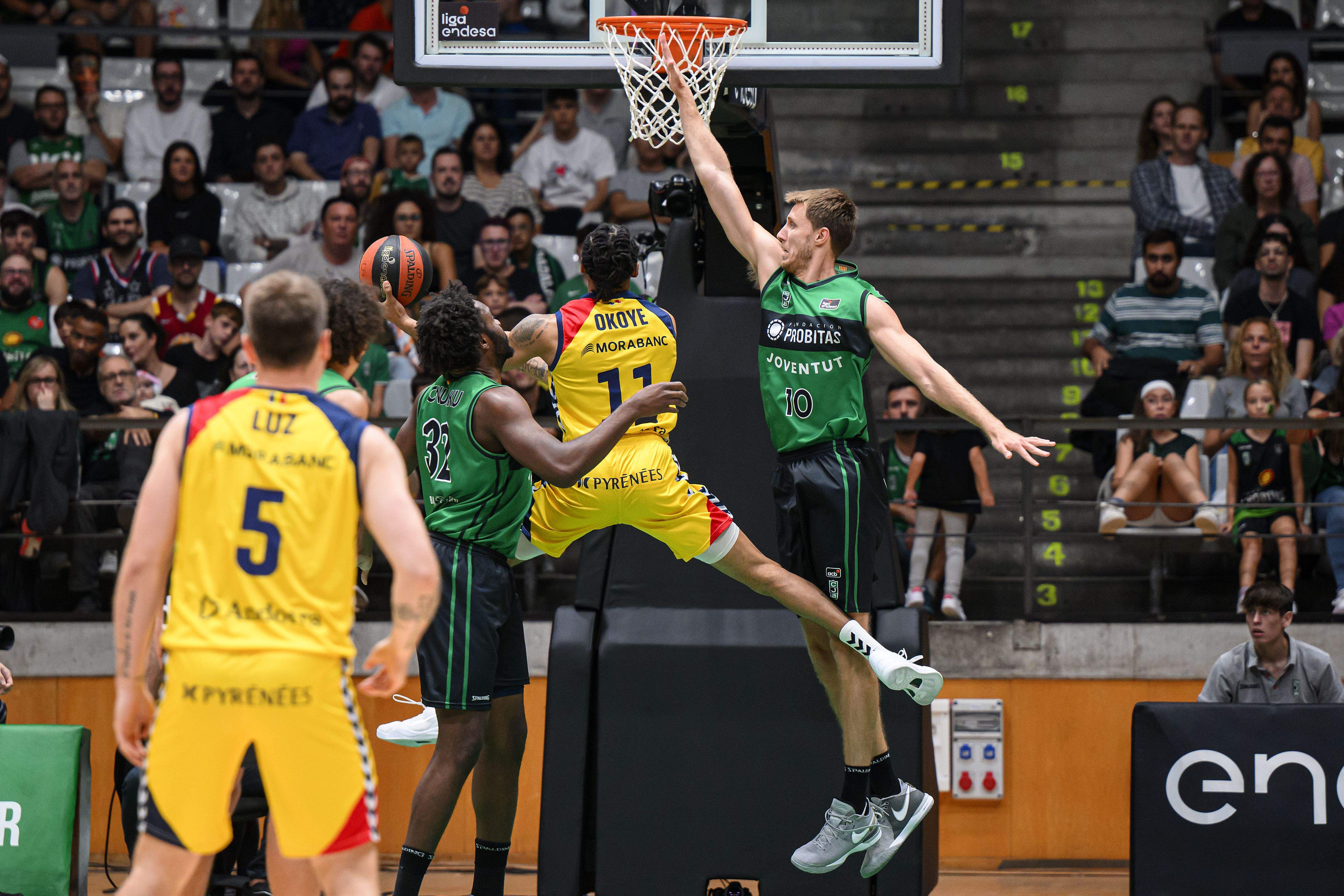 Jugada d'equilibrista d'Okoye entre Thomas i Brodziansky.