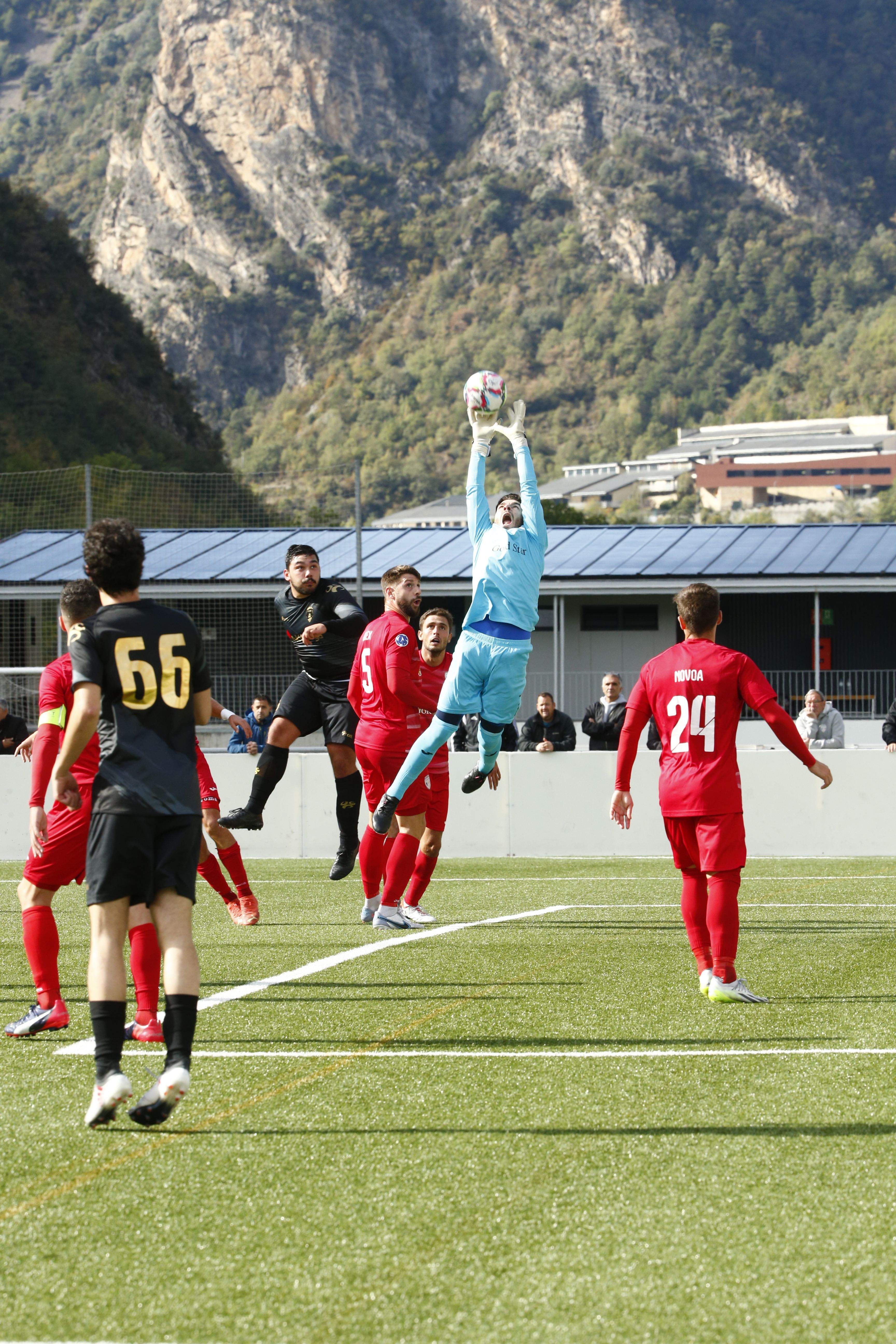 Estirada de Gomes en el matx de l'FC Santa Coloma contra l'Esperança