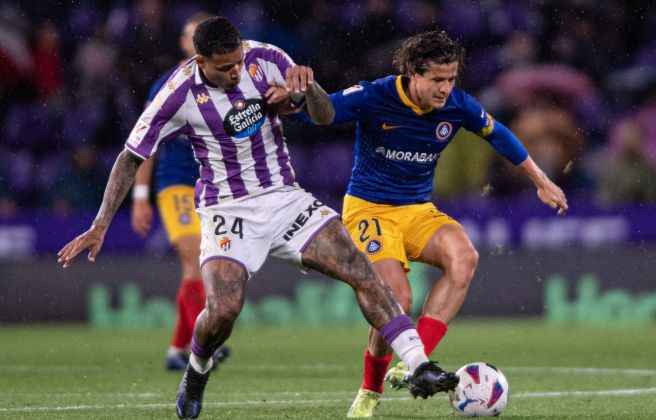 Bover controla la pilota davant la mirada de Kenedy. Bover controla la pilota davant la mirada de Kenedy.