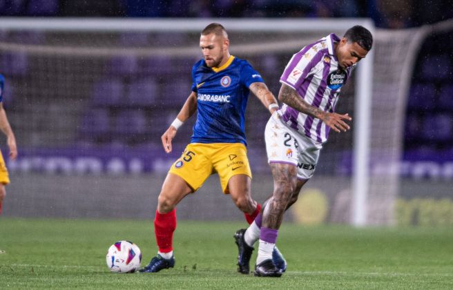 Diego defensa una pilota i supera un rival. Diego defensa una pilota i supera un rival.