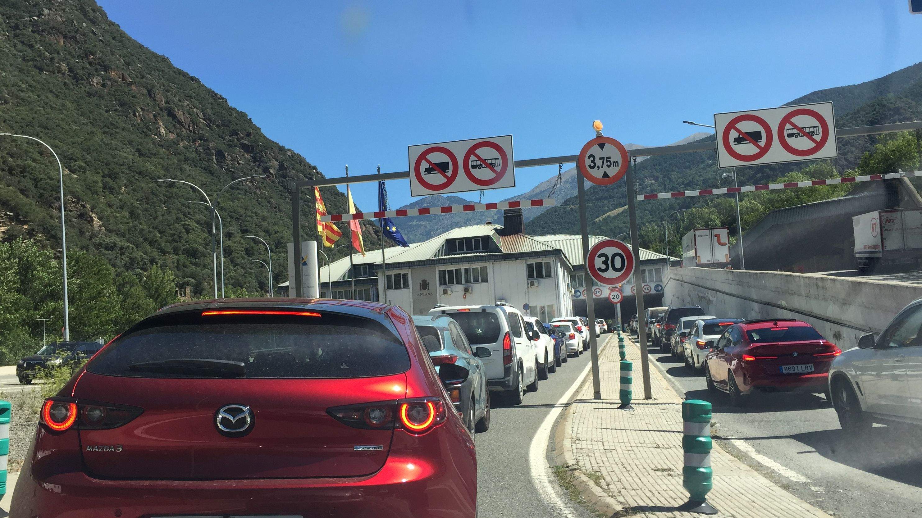 FILADA DE COTXES ARRIBANT AQUEST SETEMBRE PEL CANTÓ ESPANYOL.