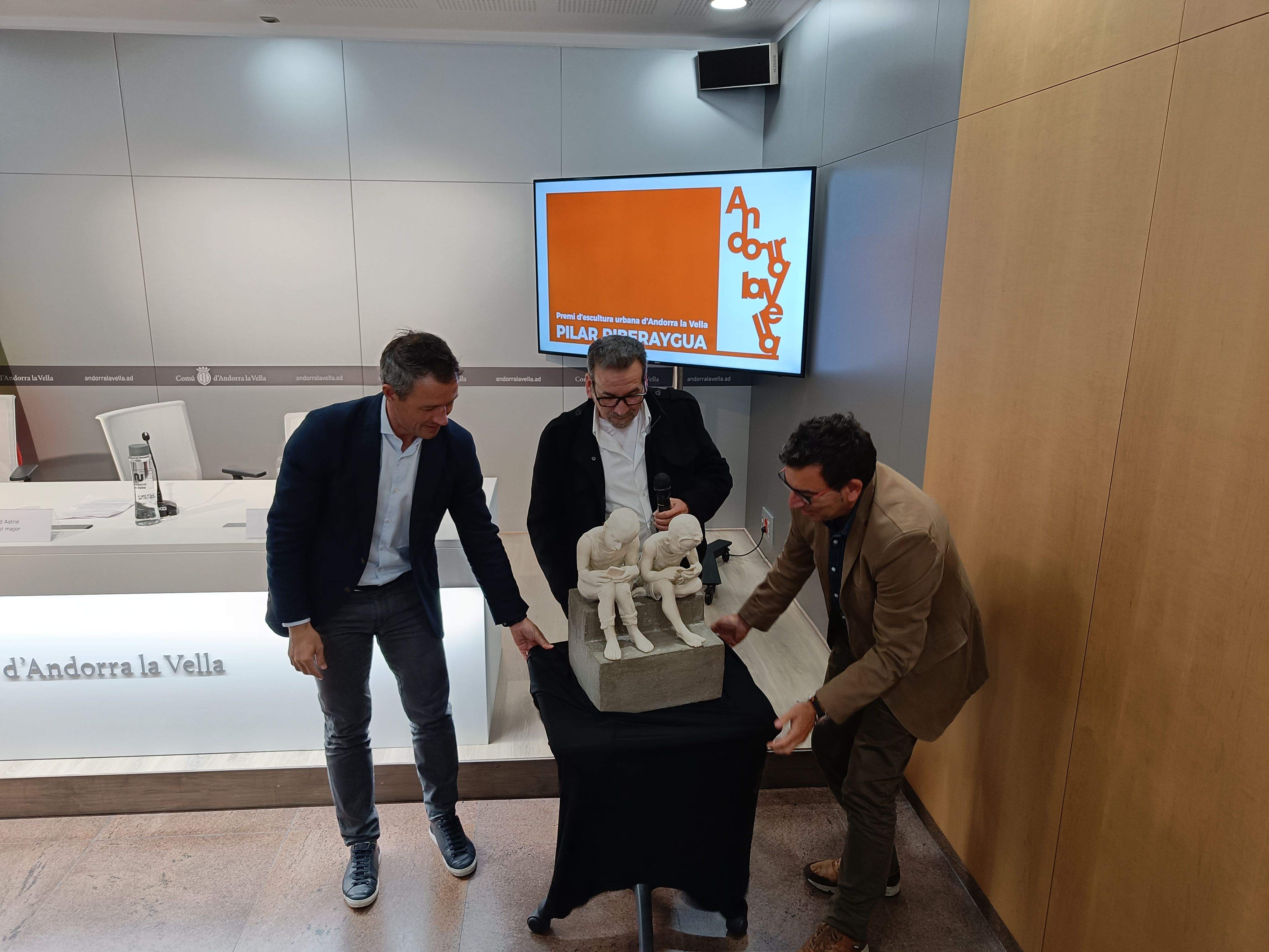 Moment en què s'ha descobert la maqueta de l'escultura guanyadora.
