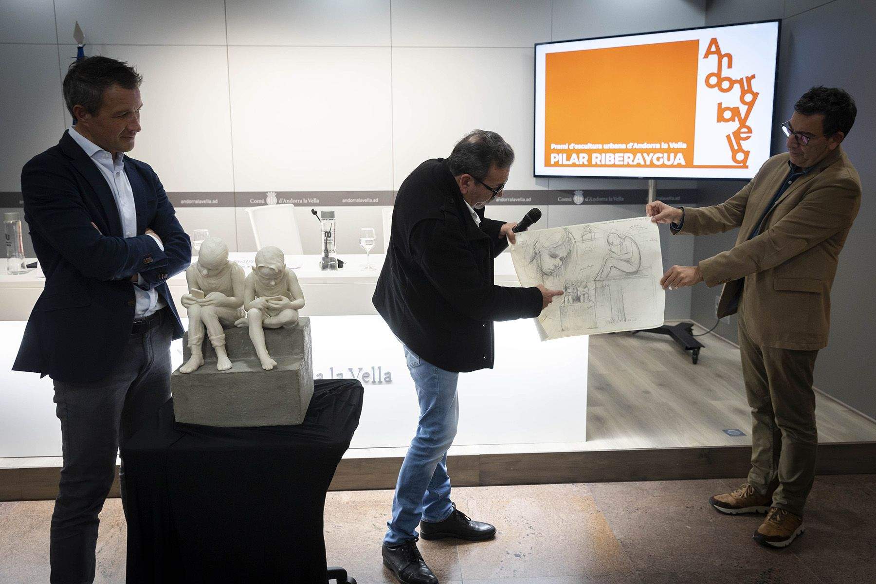 Angel Calvente expilcant el procés de creació.