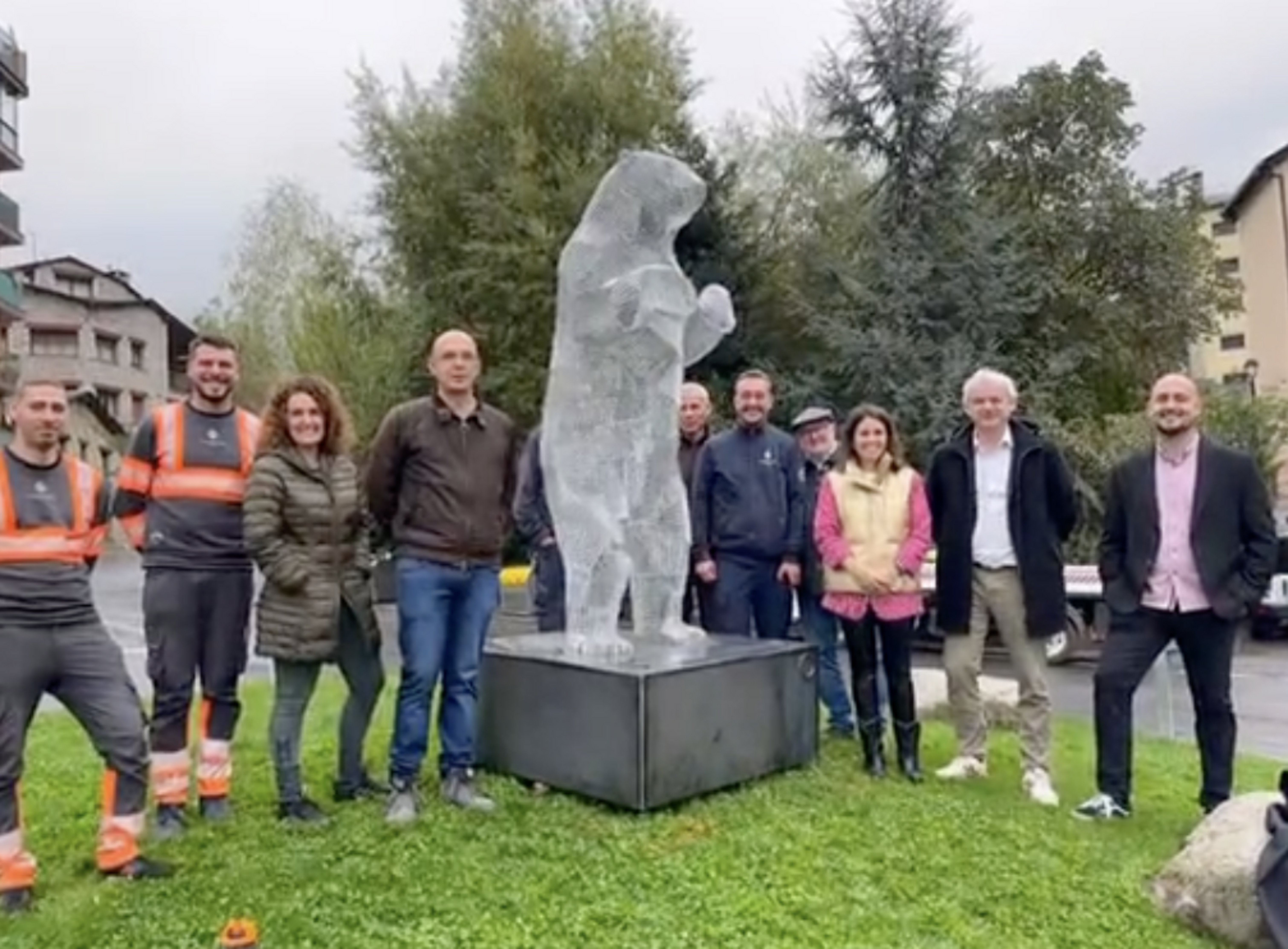 Foto de grup al costat de l'escultura.