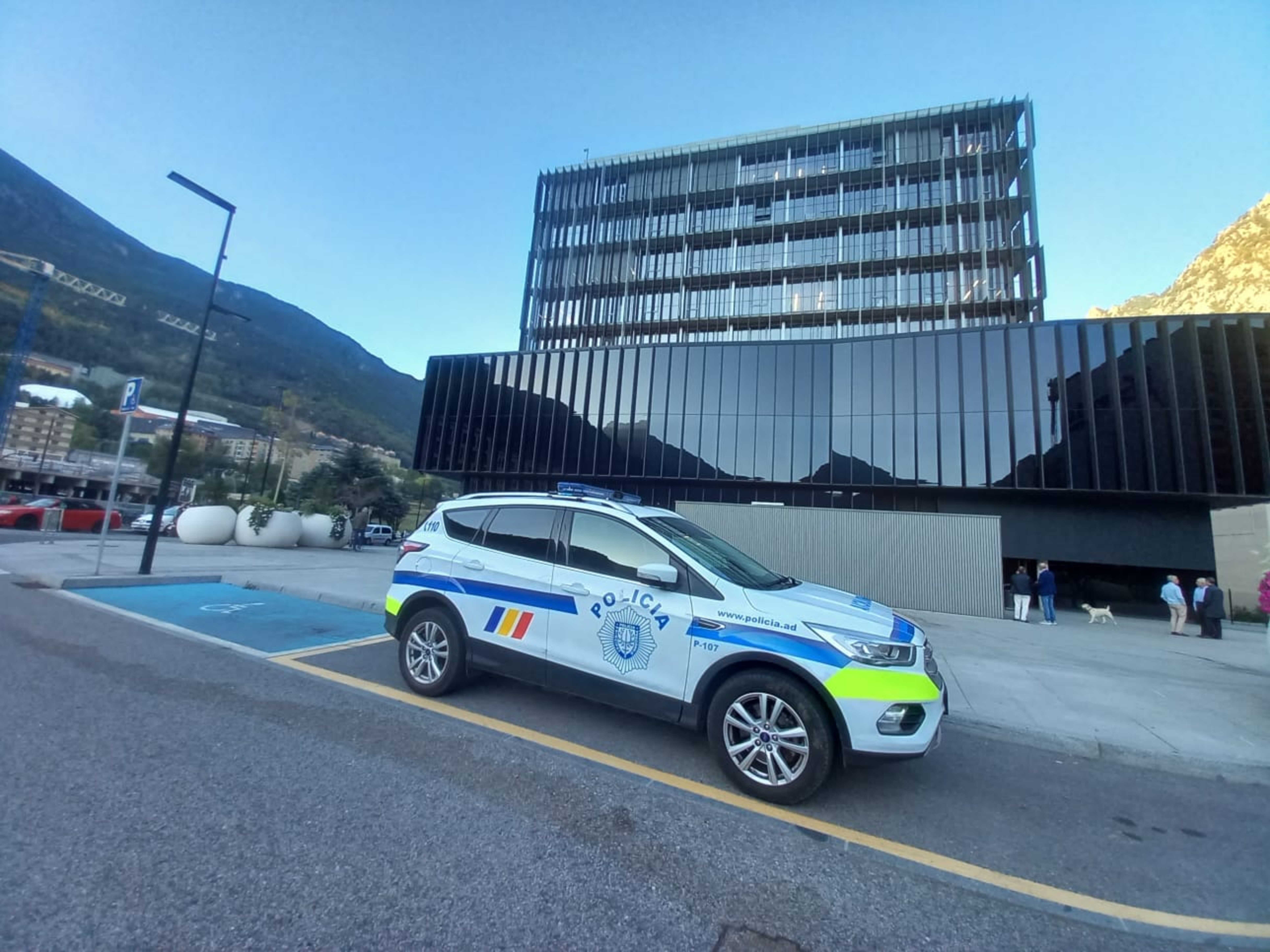 Un cotxe de policia en les immediacions de la Seu de la Justícia.