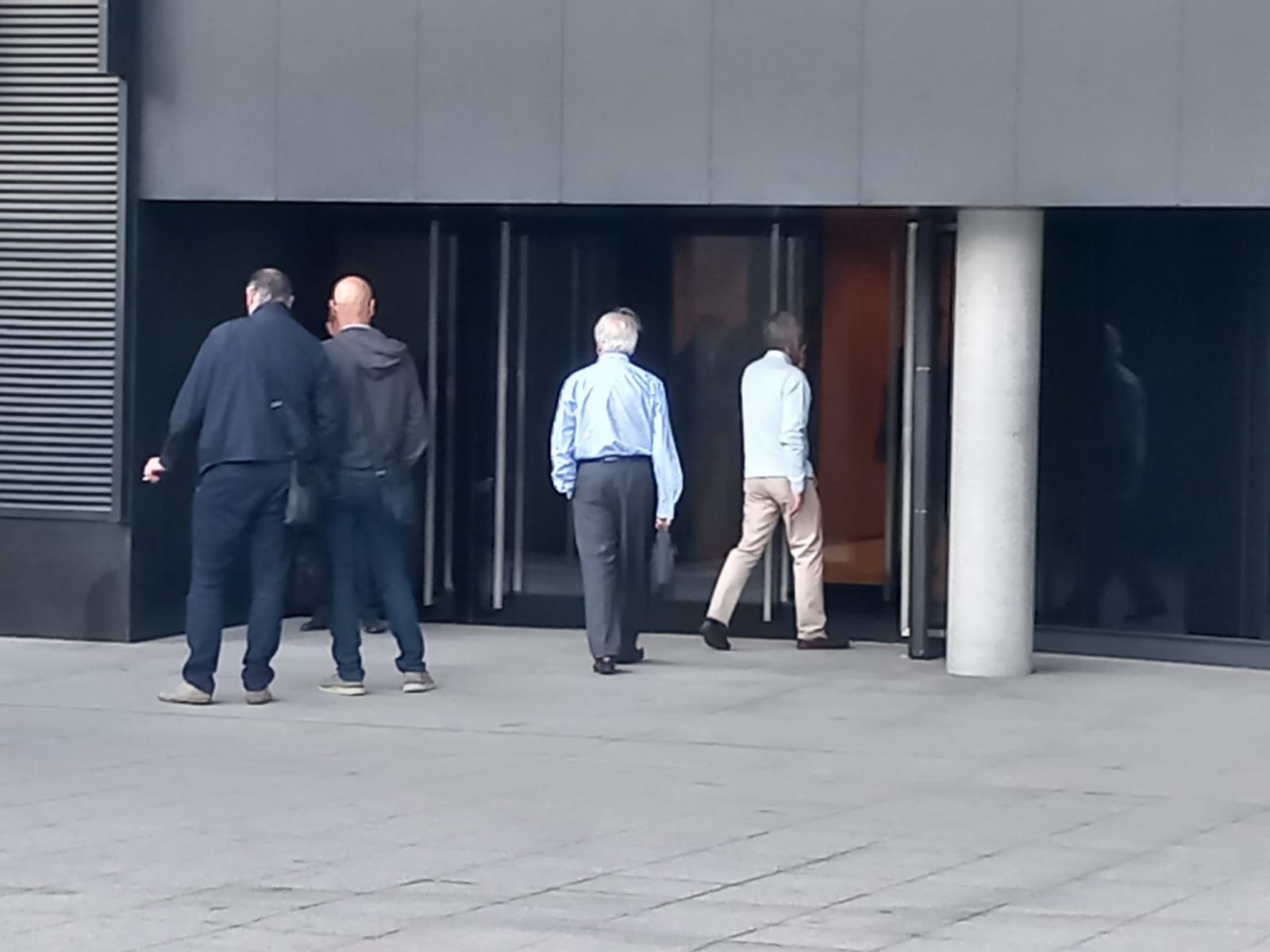 Alguns dels processats accedint a la Seu de la Justícia.