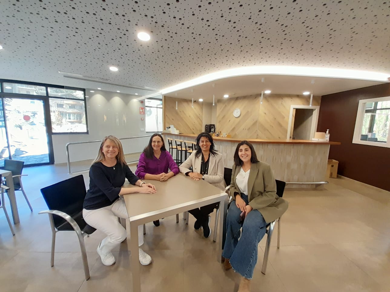 Olga Molné i Eva Sansa el dia de la presentació del menjador per a la gent gran.