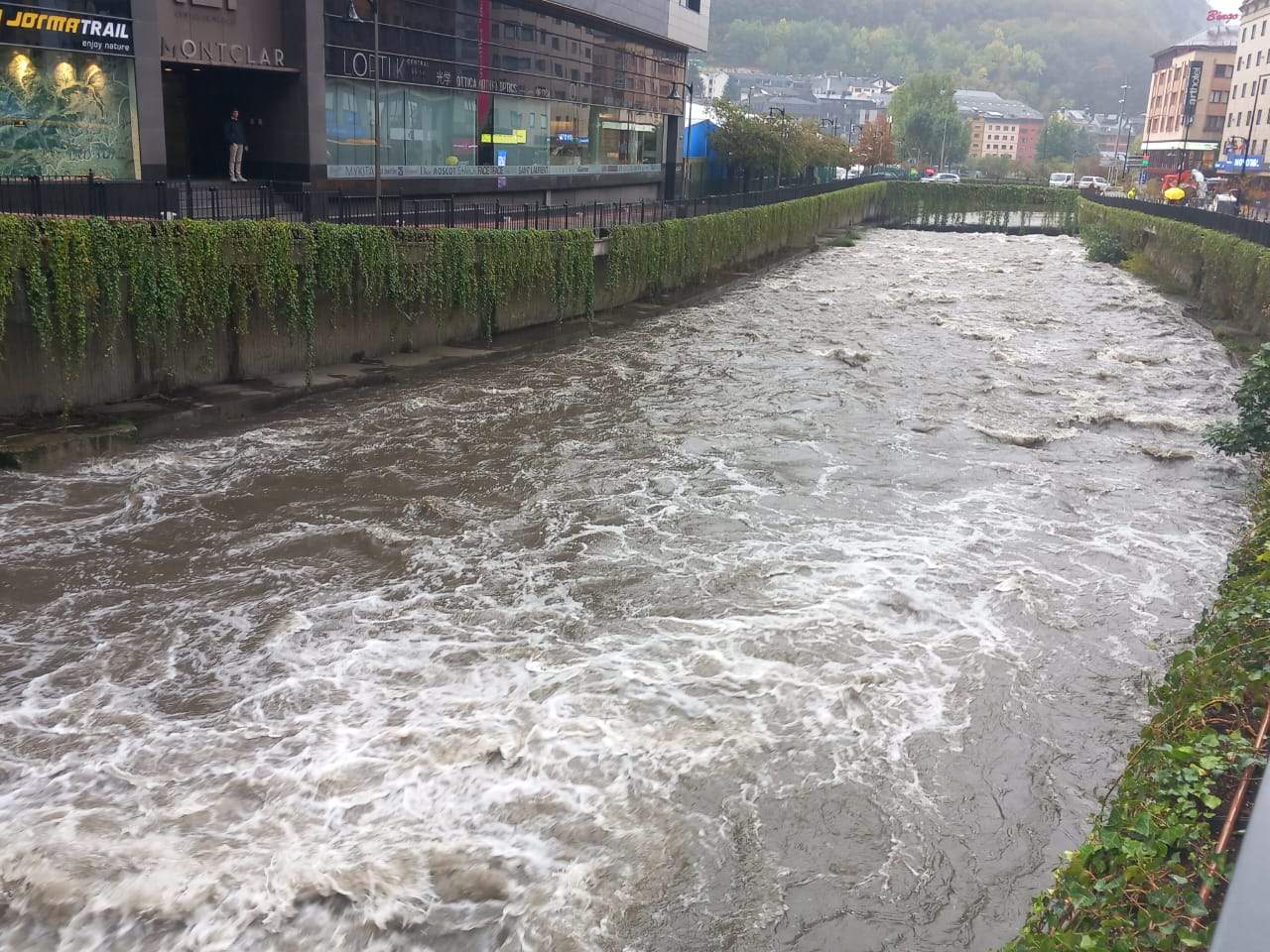 Les pluges d'aquests dies han fet créixer els cabals del riu, com el Valira al seu pas per Andorra la Vella (a la imatge, avui). Les pluges d'aquests dies han fet créixer els cabals del riu, com el Valira al seu pas per Andorra la Vella (a la imatge, avui).