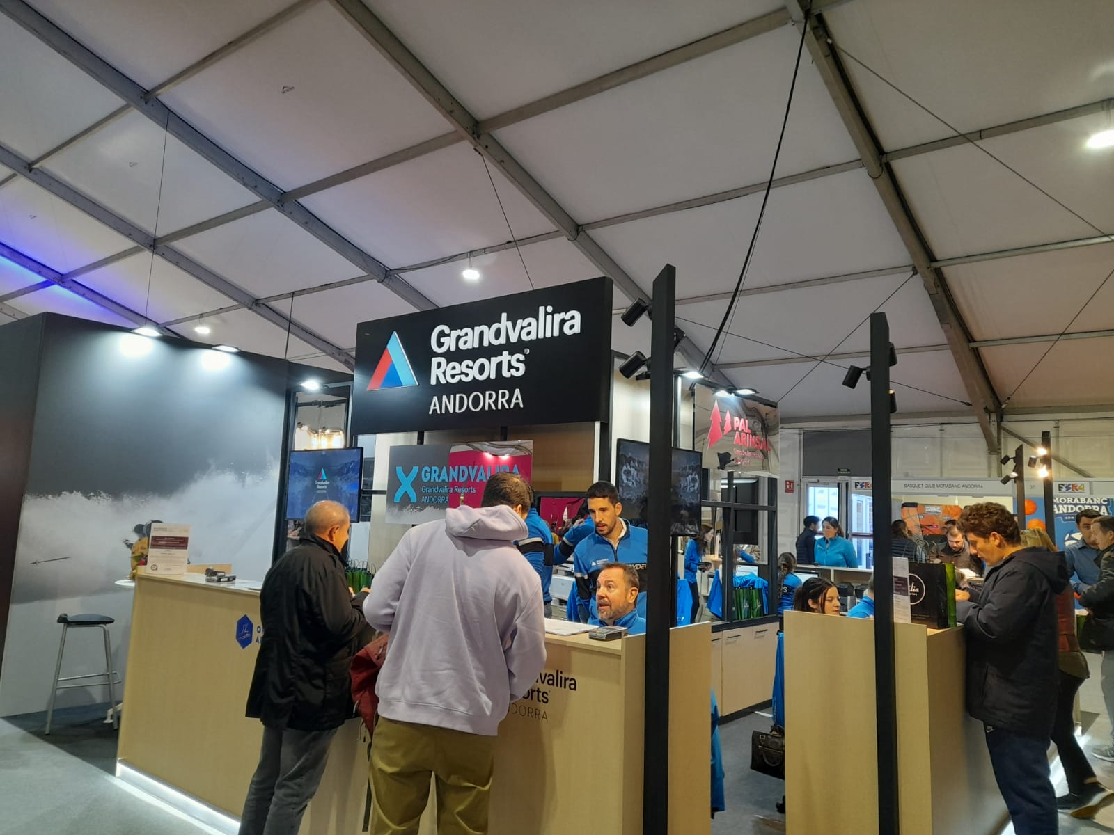 Els primers clients comprant el forfet de temporada.