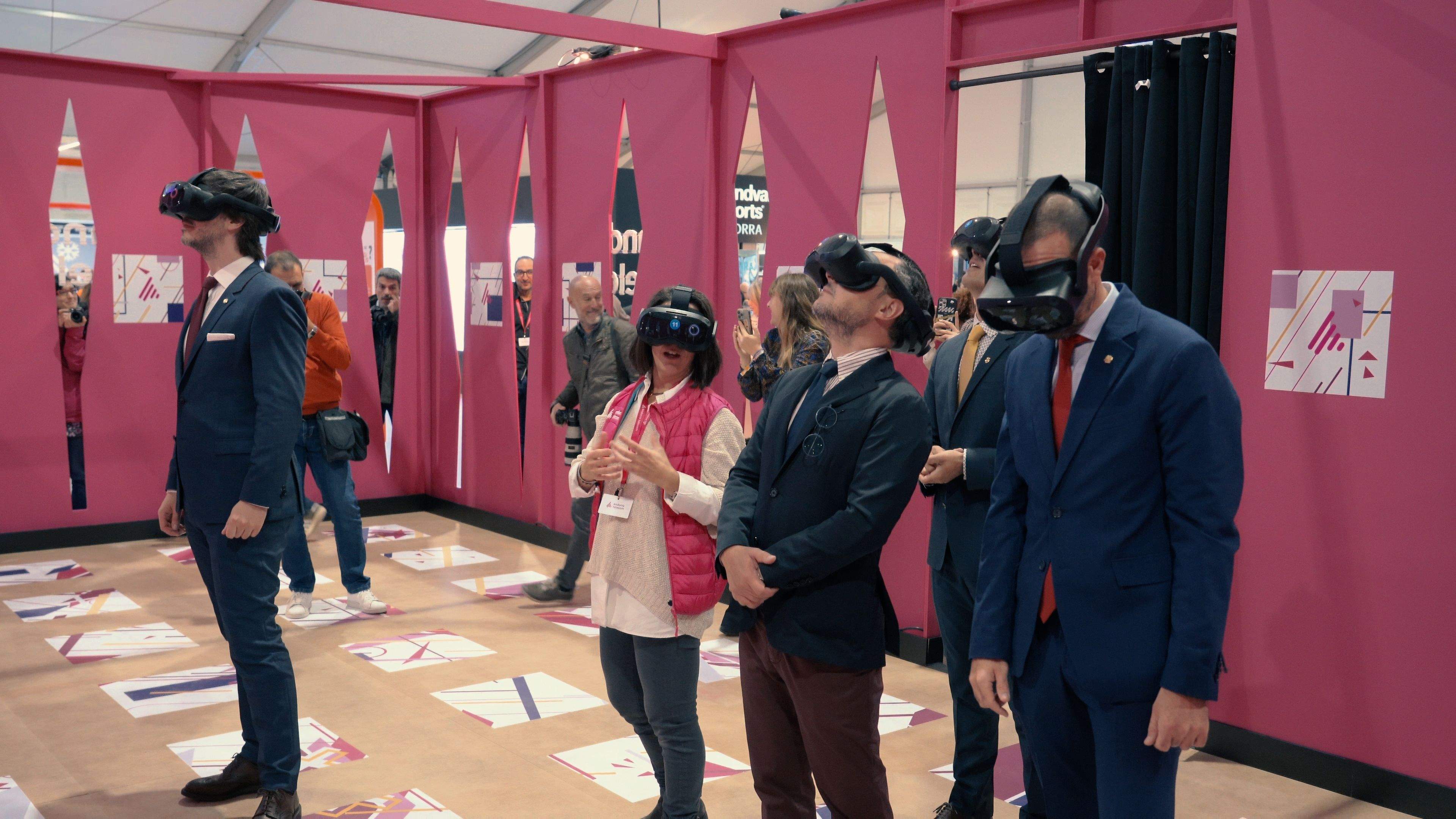 Les autoritats provant la realitat virtual a l'estand d'Andorra Telecom.