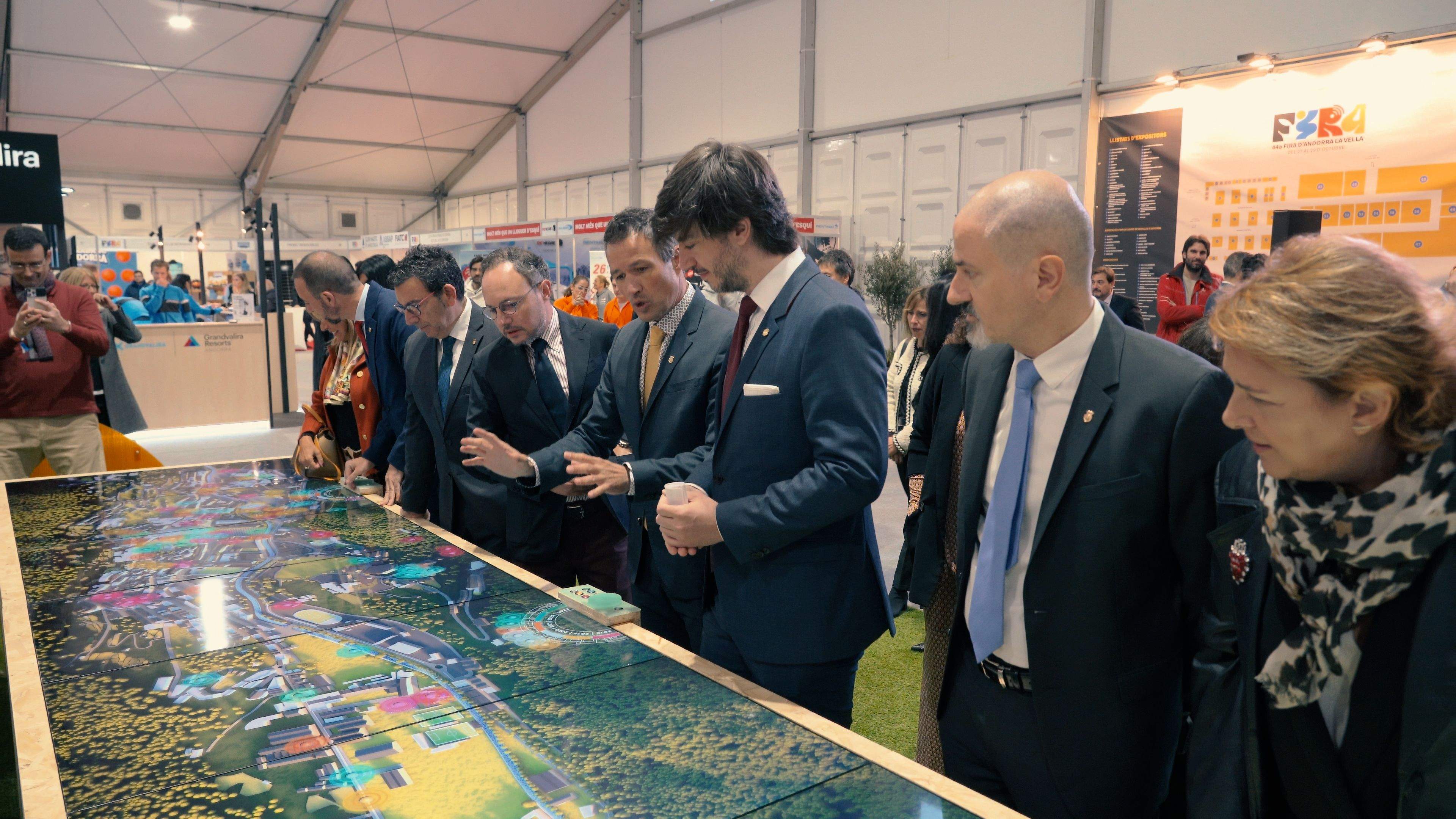 Les autoritats visitant l'estand del comú d'Andorra la Vella.