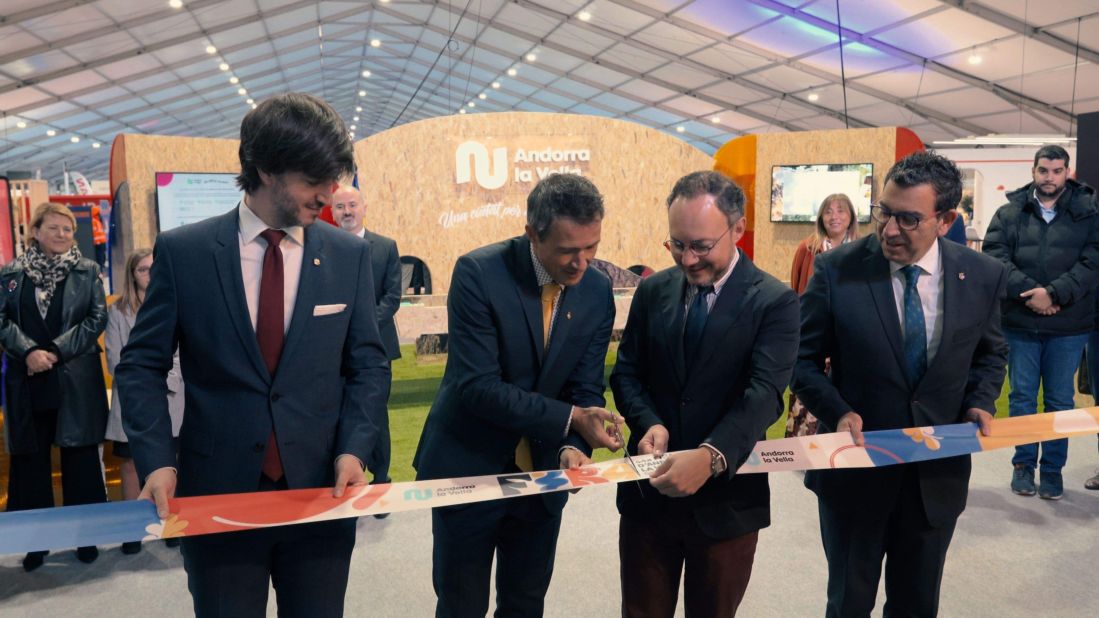 Moment de tallar la cinta inaugural.