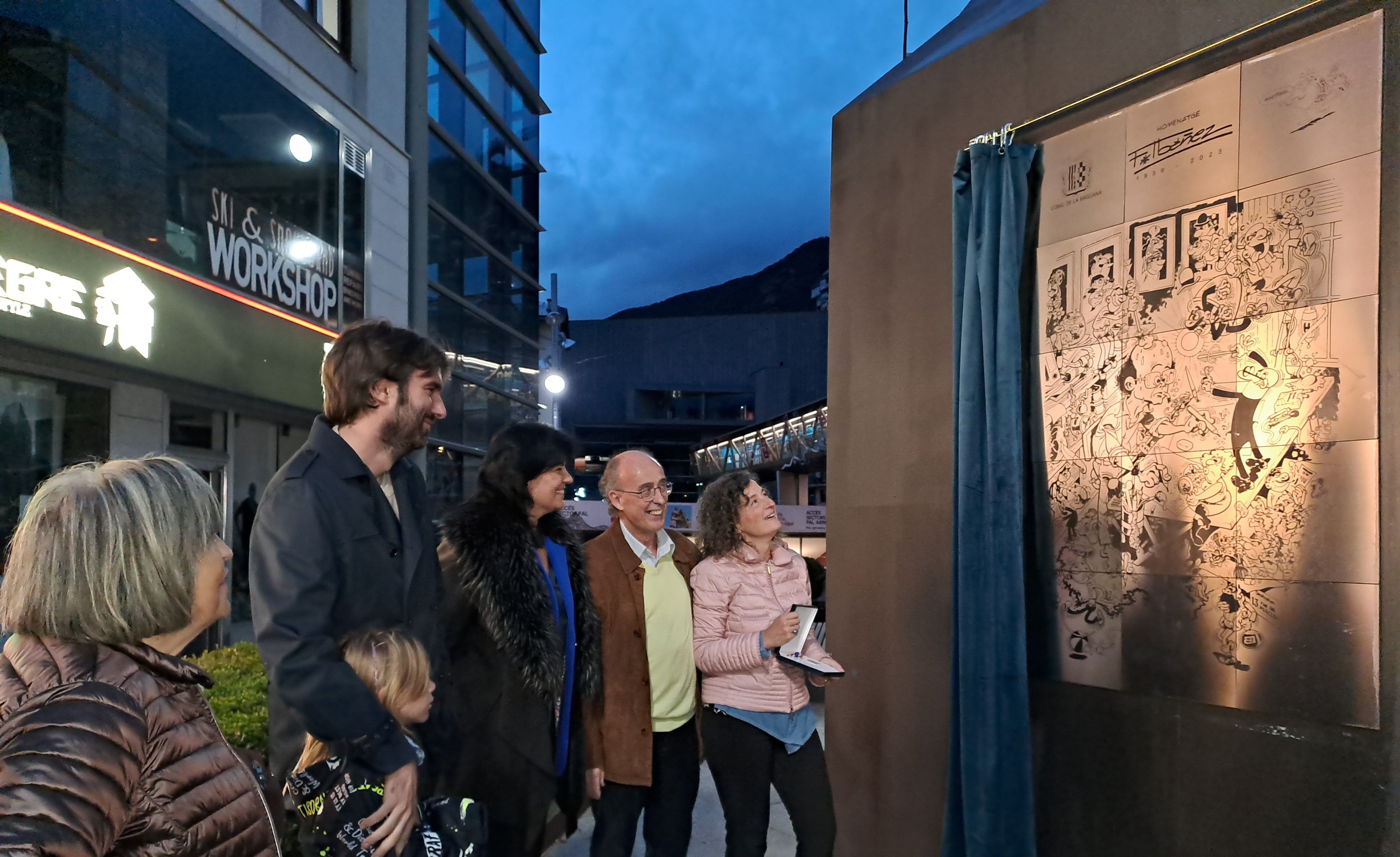 Pieras i Sansa amb el conseller de Cultura Guillem Forné i la vídua i la filla d'Ibáñez miren el dibuix en el seu record.