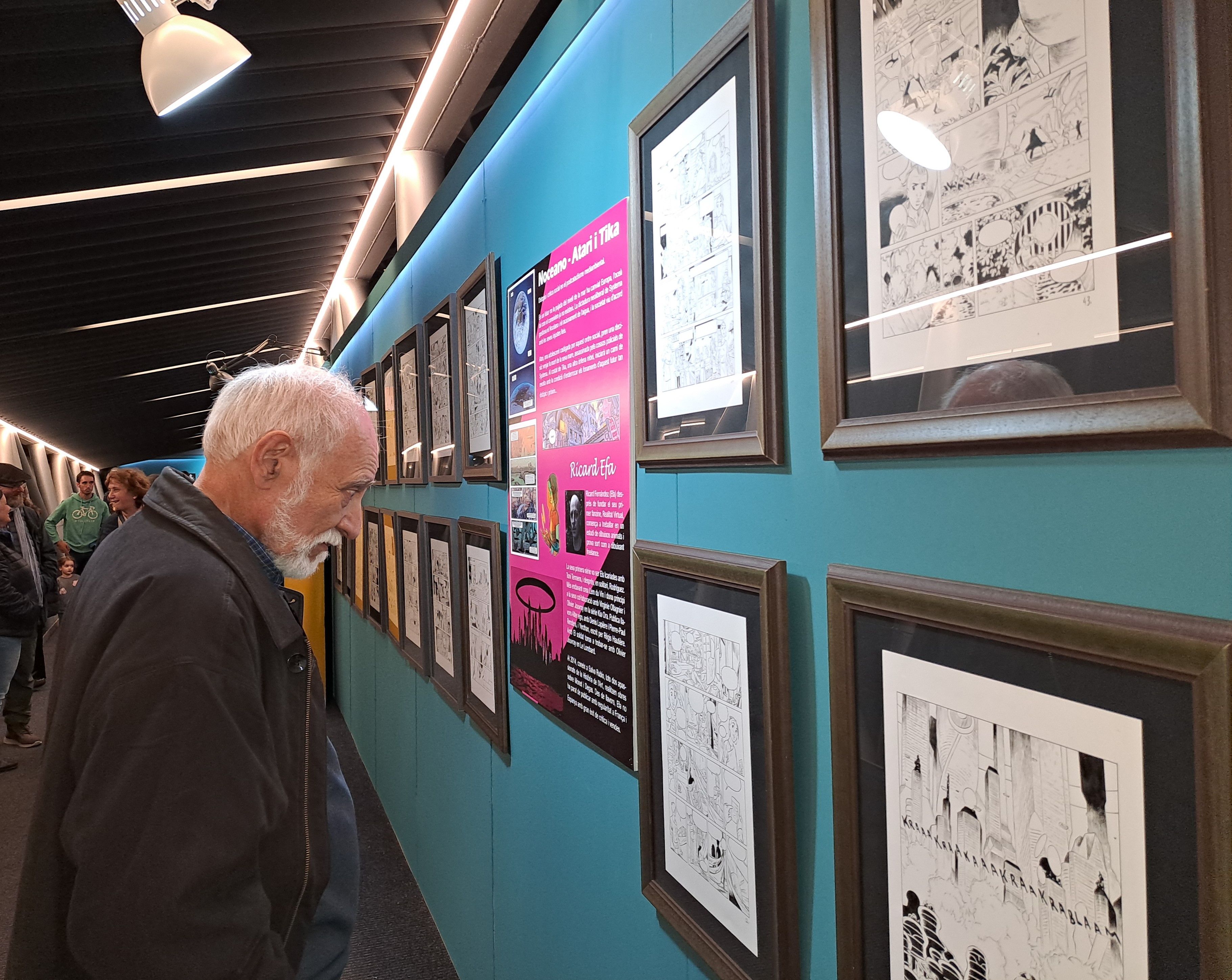 Jan, creador de Superlópez, mirant alguns originals. Jan, creador de Superlópez, mirant alguns originals.