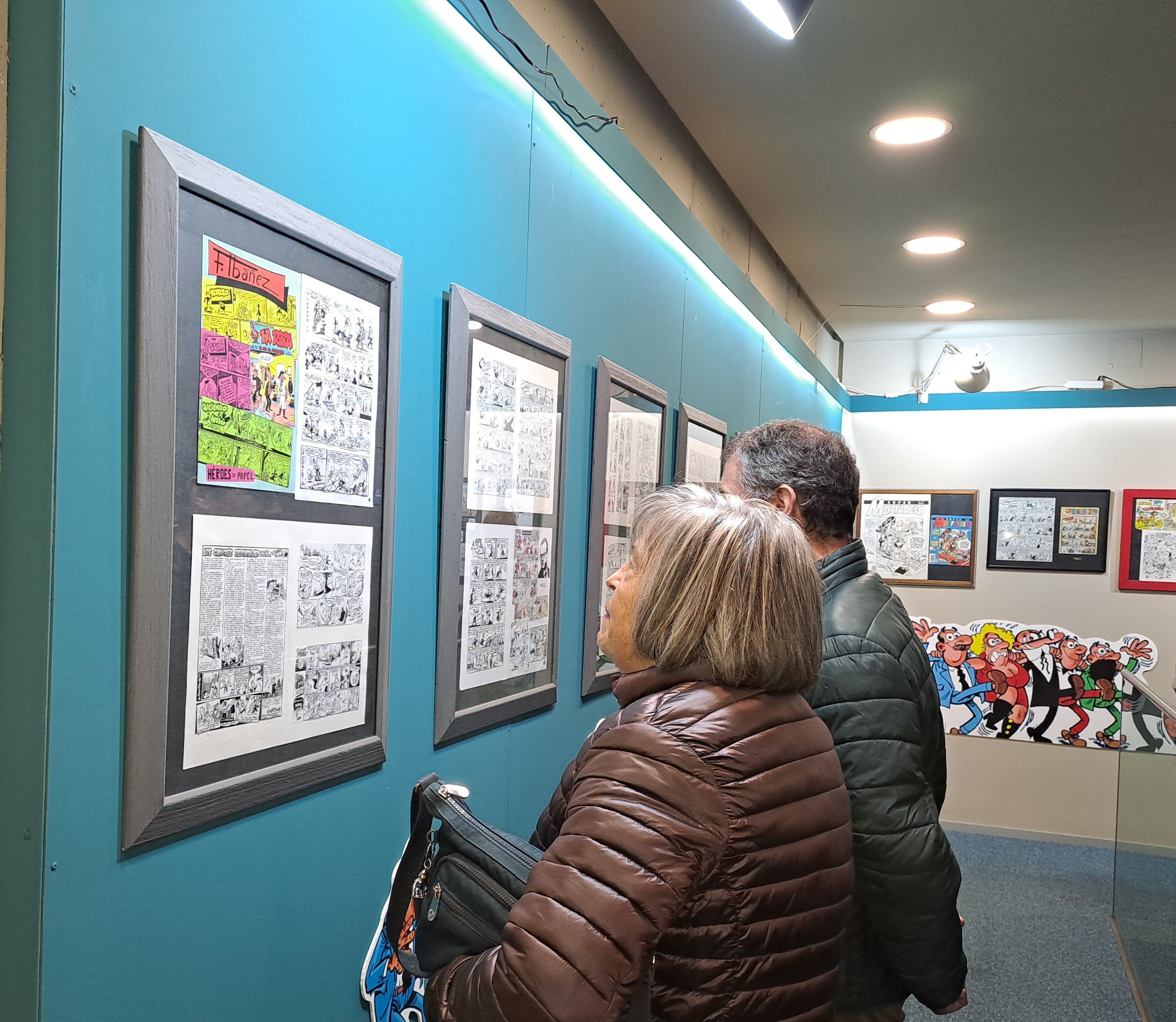 La vídua d'Ibáñez observa els dibuixos del seu marit. La vídua d'Ibáñez observa els dibuixos del seu marit.