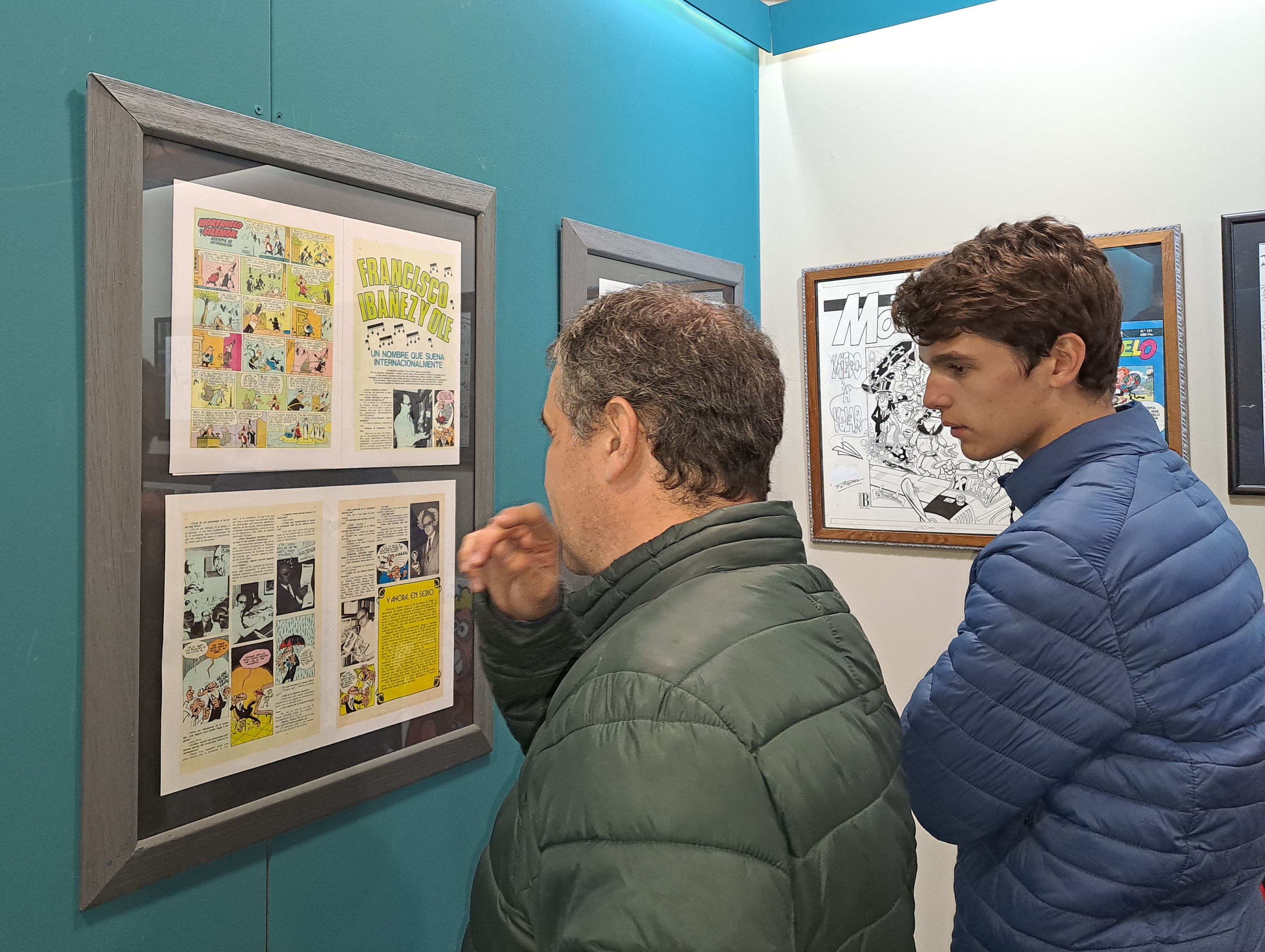 Dos familiars d'Ibáñez mirant vinyestes de l'autor. Dos familiars d'Ibáñez mirant vinyestes de l'autor.