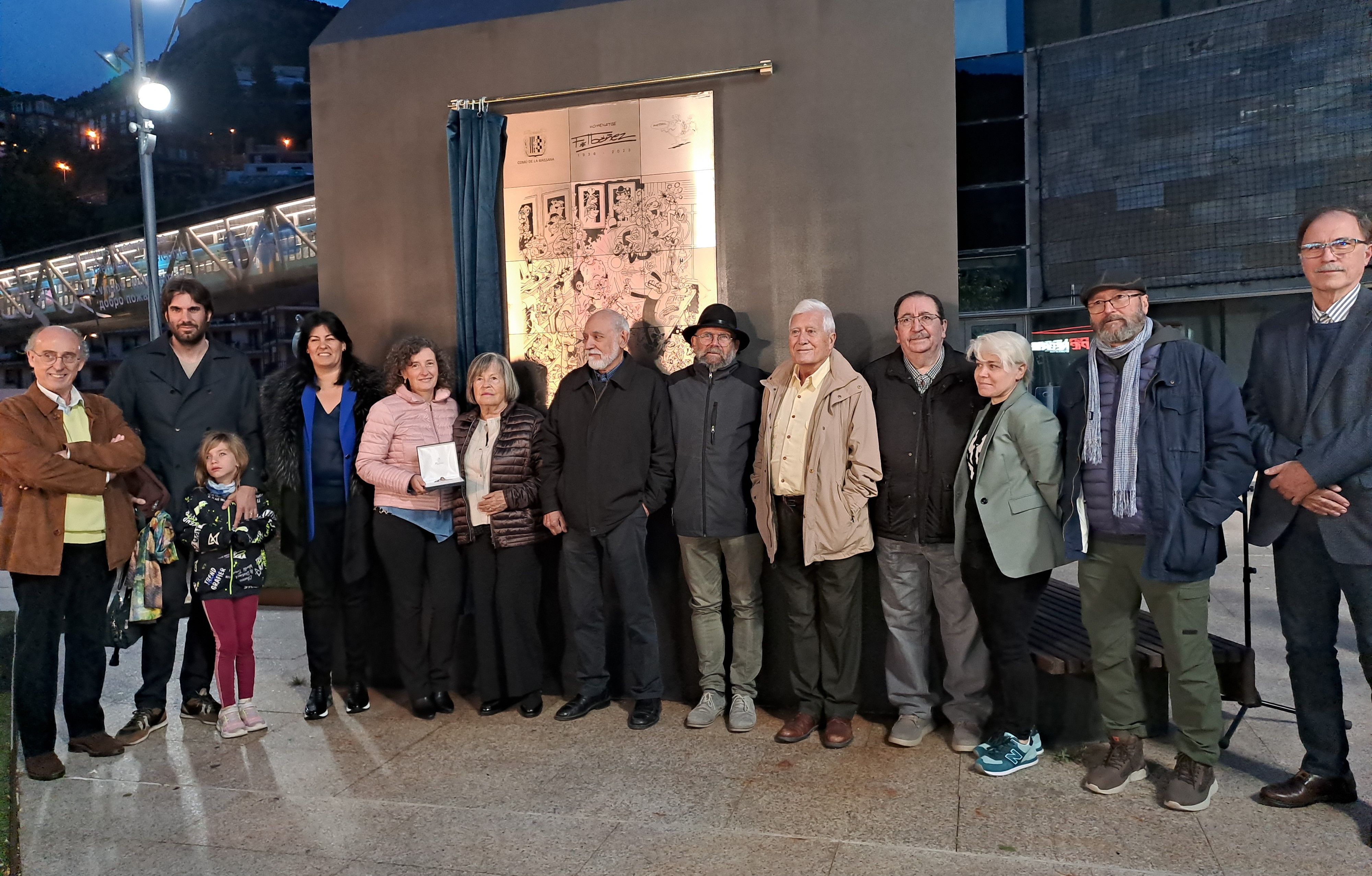Foto de família amb els autors convidats. Foto de família amb els autors convidats.