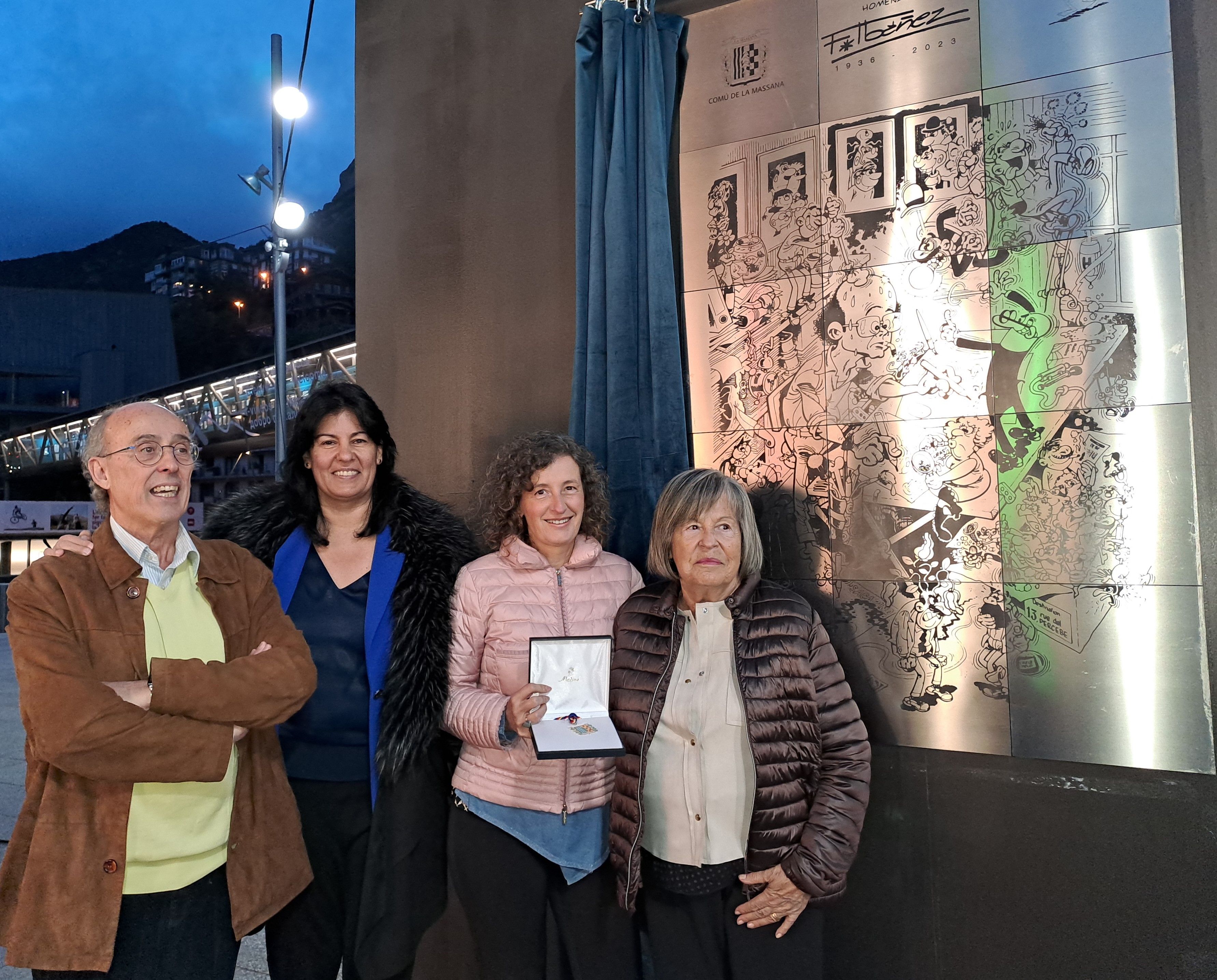 La família d'Ibáñez amb el dibuix que recorda l'autor. La família d'Ibáñez amb el dibuix que recorda l'autor.