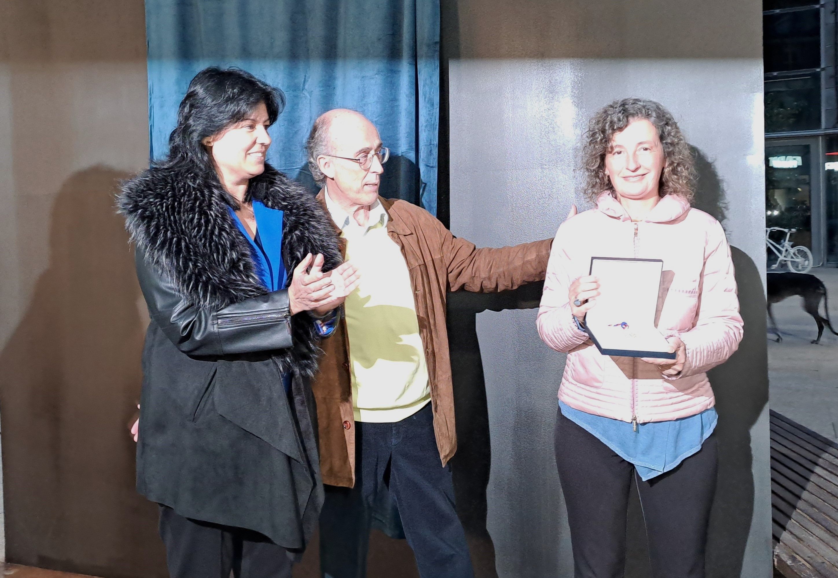 Sansa i Pieras han fet entrega d'una placa de record a la filla d'Ibáñez. Sansa i Pieras han fet entrega d'una placa de record a la filla d'Ibáñez.