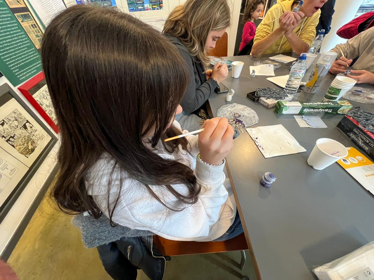 Una nena pinta figuretes. Una nena pinta figuretes.