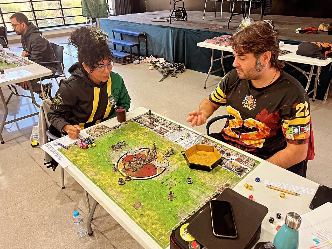 Un grup de joves jugant al Bloodbowl. Un grup de joves jugant al Bloodbowl.