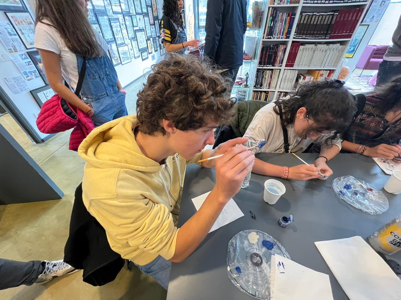 Un moment del taller de pintura. Un moment del taller de pintura.