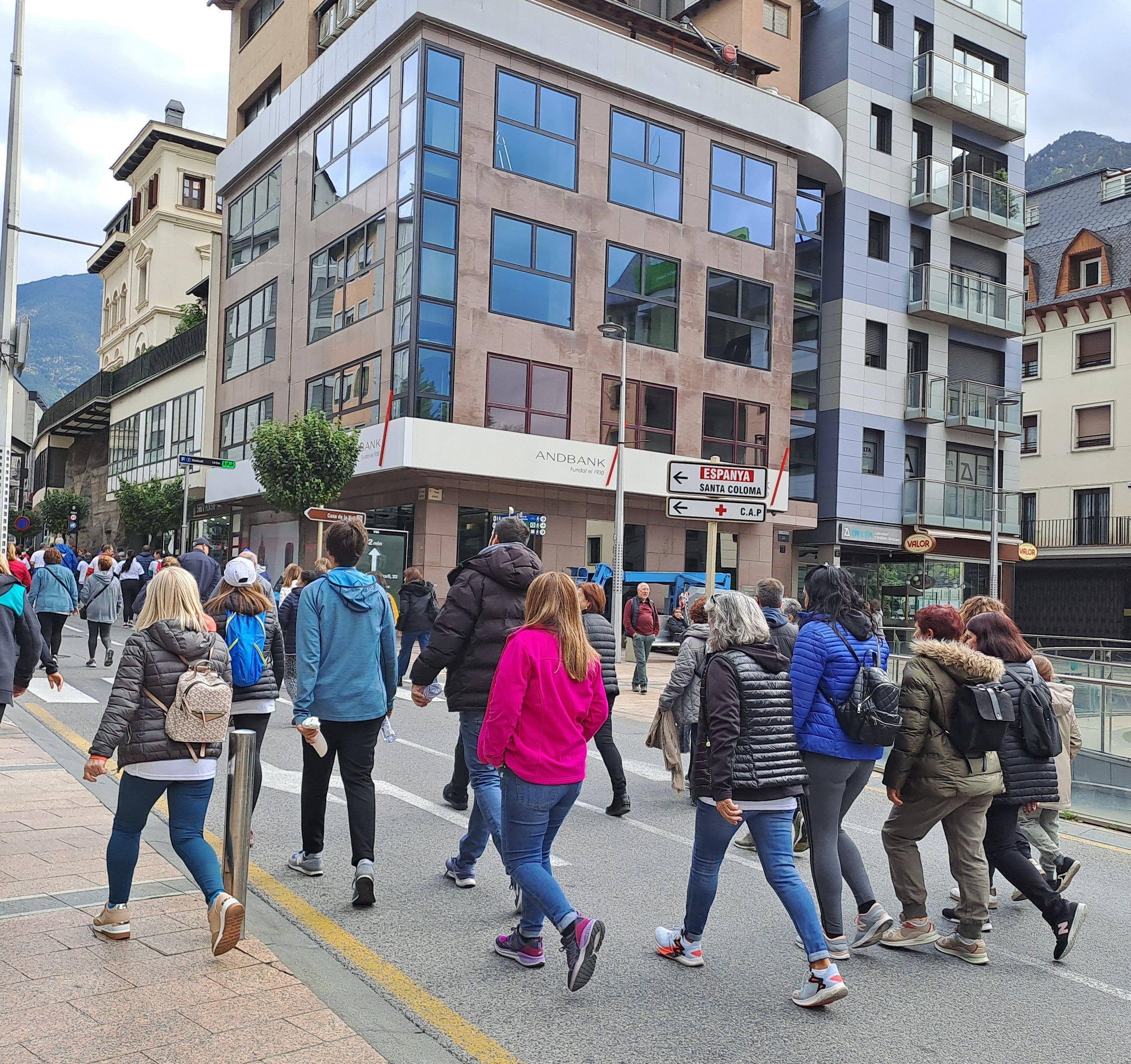 La gent enfila Meritxell. La gent enfila Meritxell.