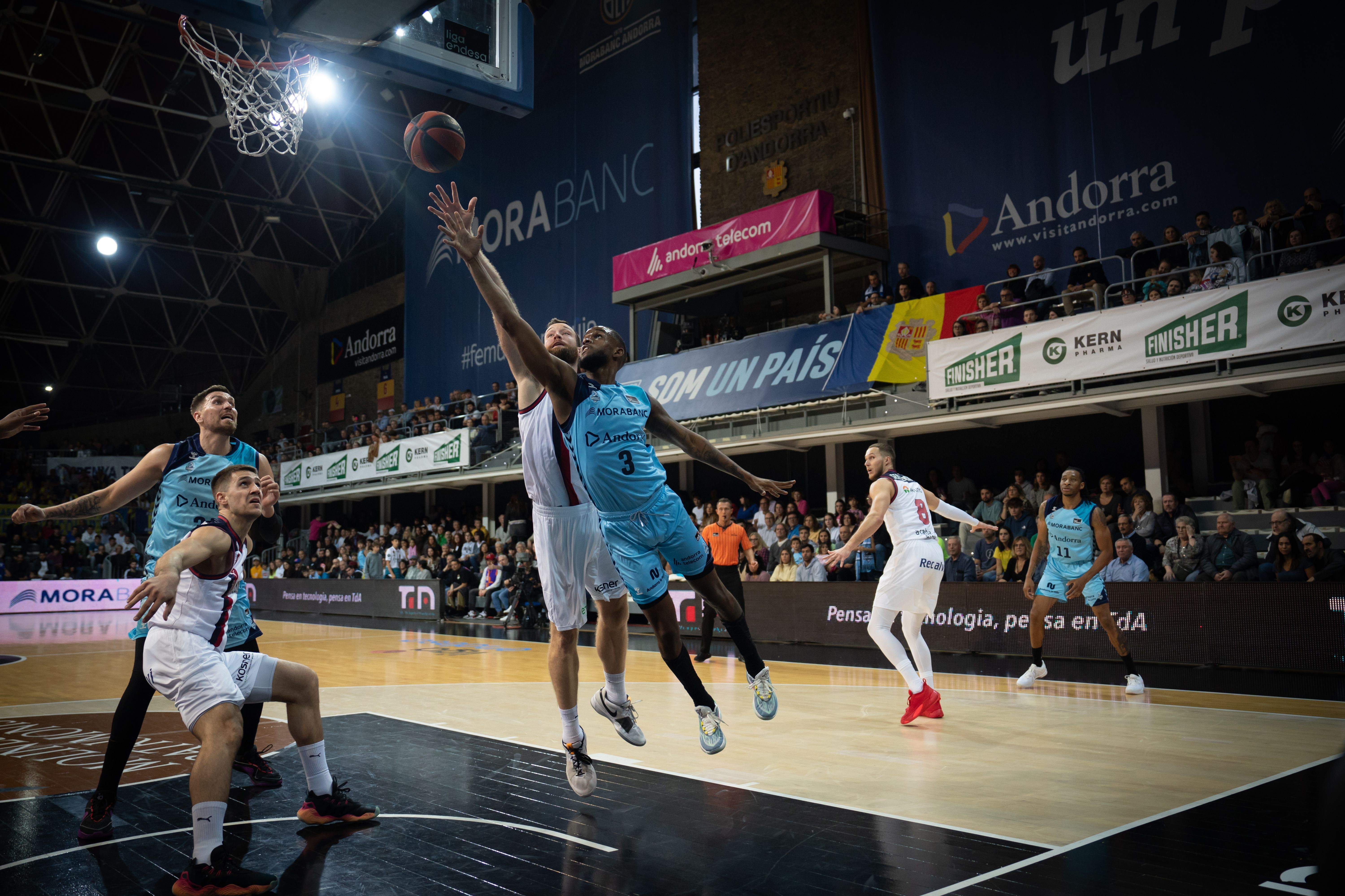 Jean Montero, que ha debutat, fa una entrada a cistella.