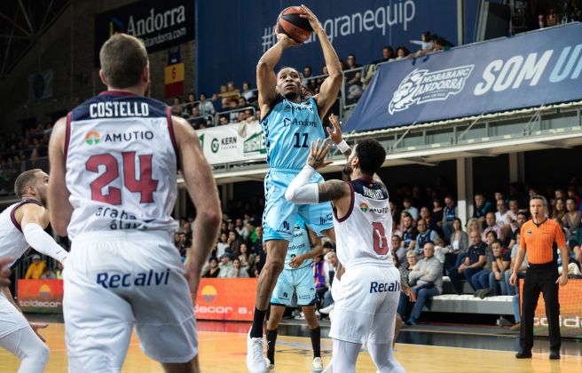 Okoye prova un llançament.